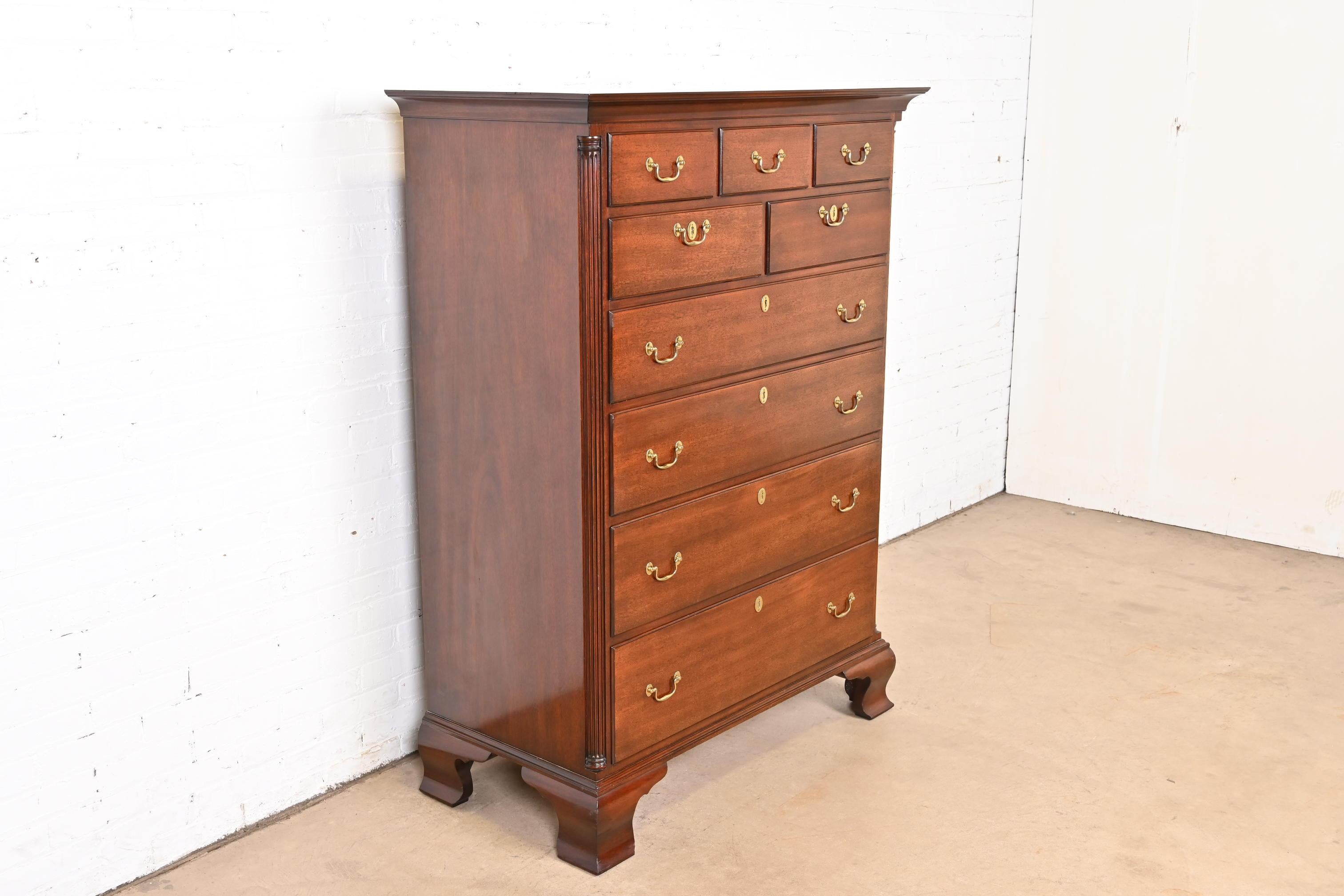 Kindel Furniture Georgianische geschnitzte Hochkommode aus massivem Mahagoniholz (Ende des 20. Jahrhunderts) im Angebot