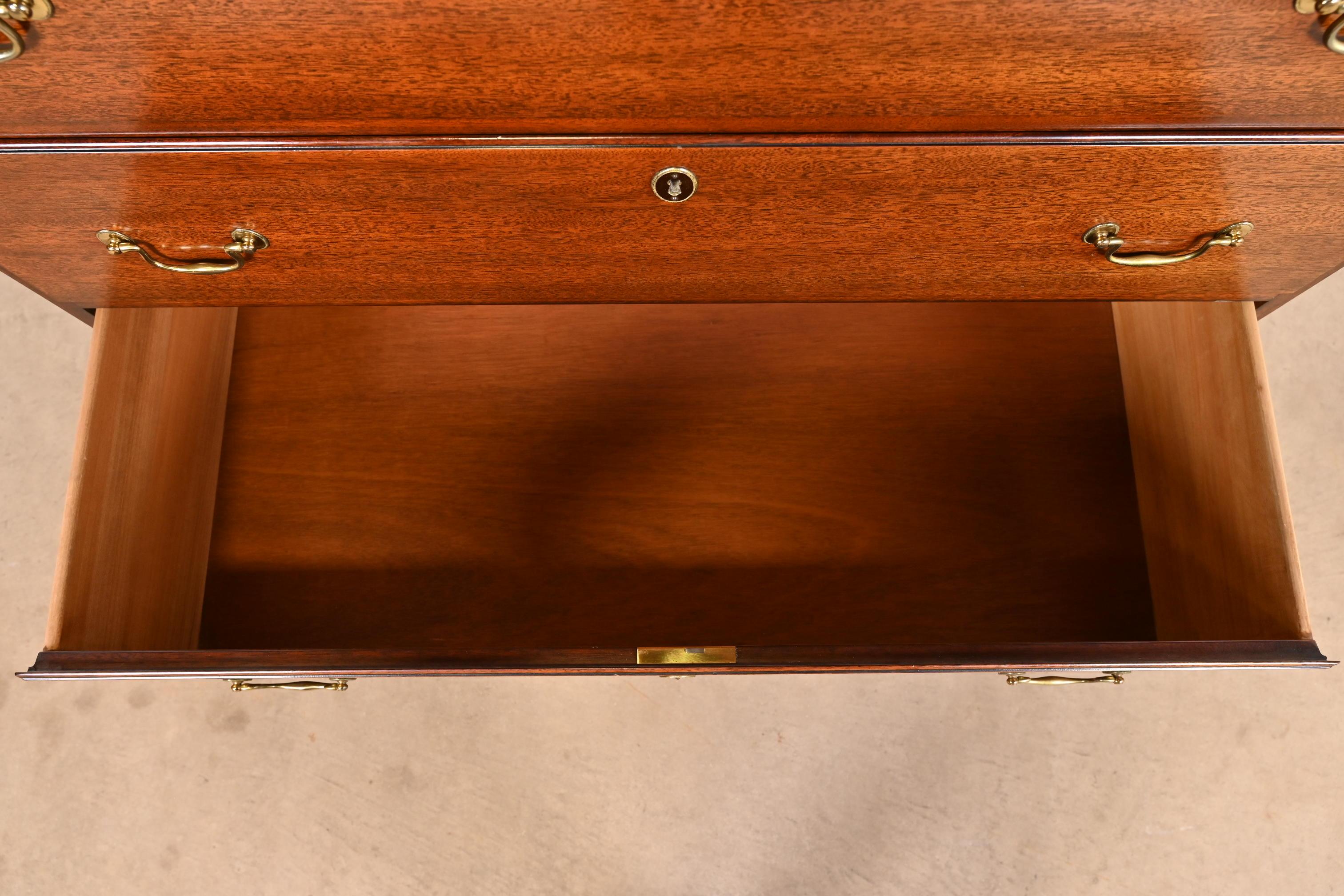 Kindel Furniture Georgianische geschnitzte Hochkommode aus massivem Mahagoniholz im Angebot 1