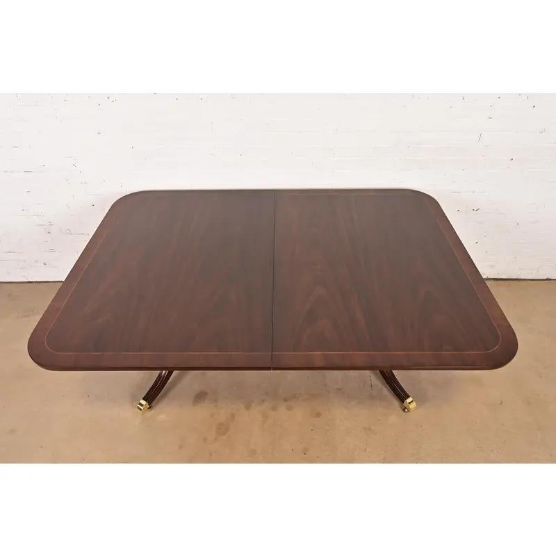 Kindel Furniture Table de salle à manger à double rallonge Georgian, nouvellement repeinte en vente 4