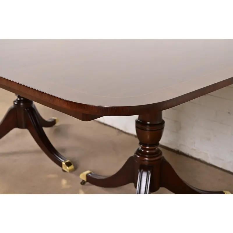 Kindel Furniture Table de salle à manger à double rallonge Georgian, nouvellement repeinte en vente 6