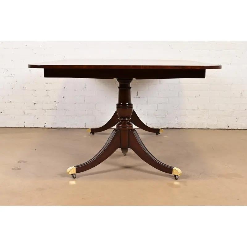 Kindel Furniture Table de salle à manger à double rallonge Georgian, nouvellement repeinte en vente 7
