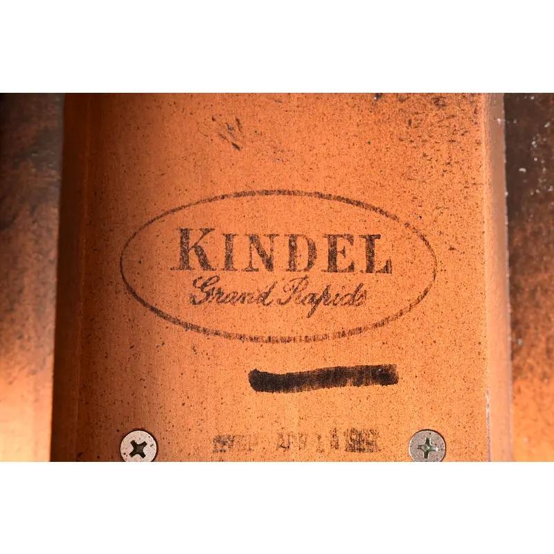 Kindel Furniture Table de salle à manger à double rallonge Georgian, nouvellement repeinte en vente 8