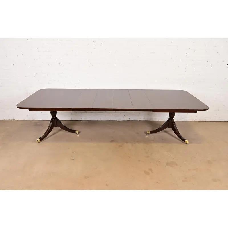 Georgien Kindel Furniture Table de salle à manger à double rallonge Georgian, nouvellement repeinte en vente