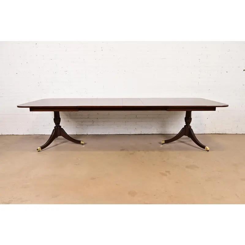 Kindel Furniture Table de salle à manger à double rallonge Georgian, nouvellement repeinte Bon état - En vente à South Bend, IN