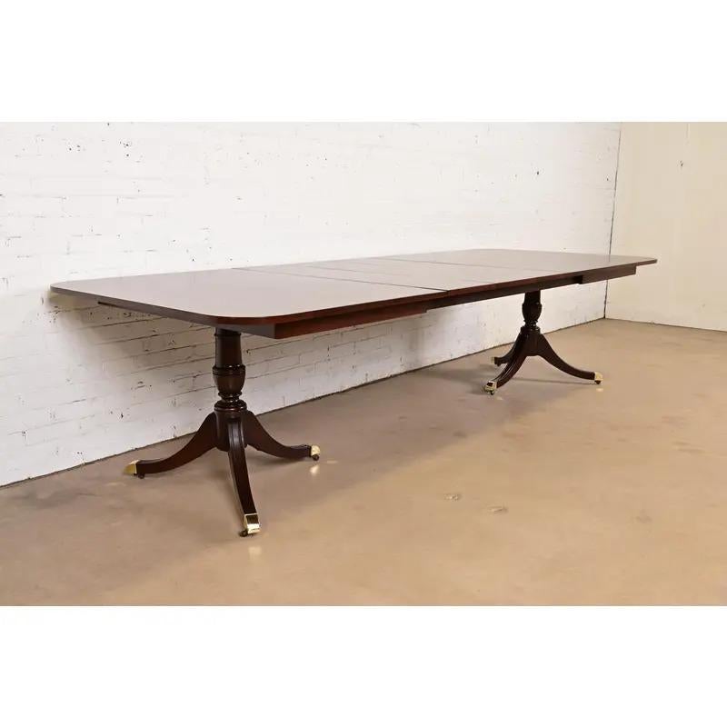 Fin du 20e siècle Kindel Furniture Table de salle à manger à double rallonge Georgian, nouvellement repeinte en vente