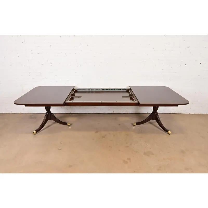 Kindel Furniture Table de salle à manger à double rallonge Georgian, nouvellement repeinte en vente 1