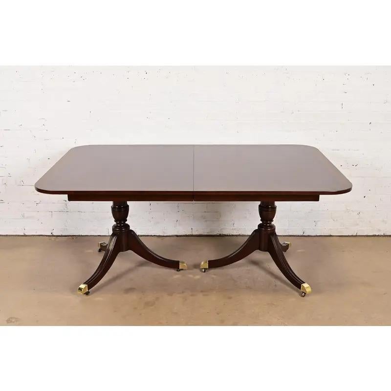 Kindel Furniture Table de salle à manger à double rallonge Georgian, nouvellement repeinte en vente 2