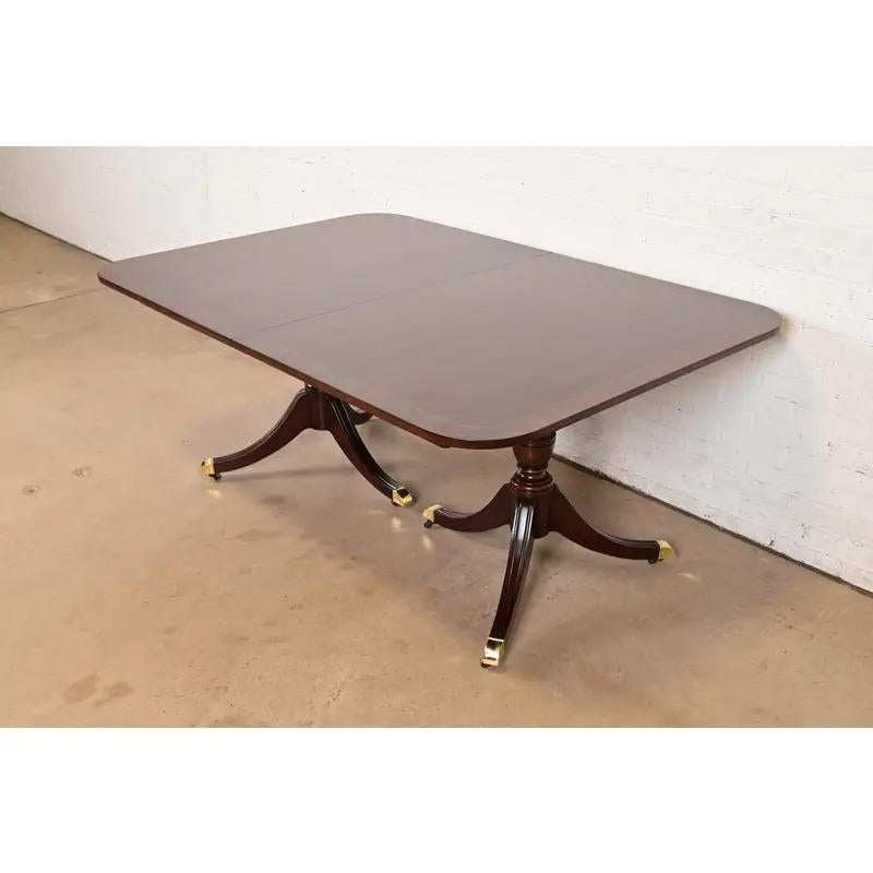 Kindel Furniture Table de salle à manger à double rallonge Georgian, nouvellement repeinte en vente 3