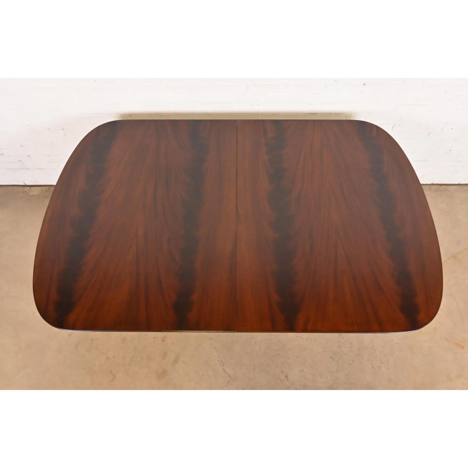 Kindel Furniture Georgian Flame Mahogany Pedestal Dining Table, Refinished For Sale 4