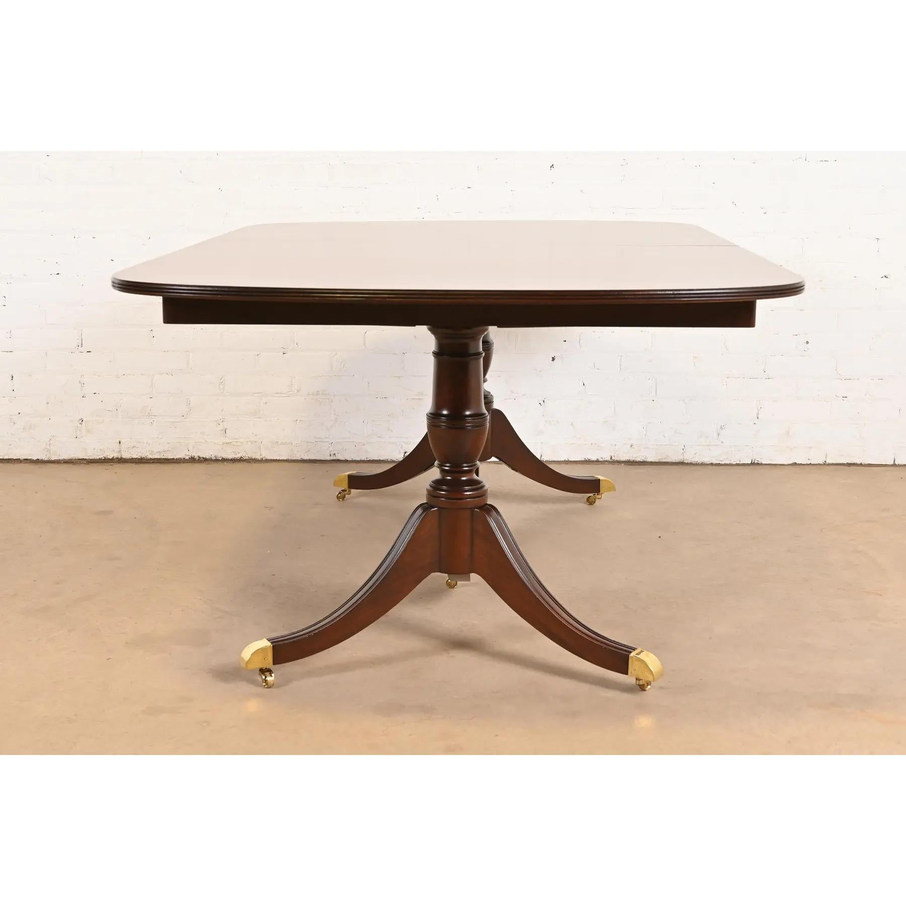 Kindel Furniture Georgian Flame Mahogany Pedestal Dining Table, Refinished For Sale 6