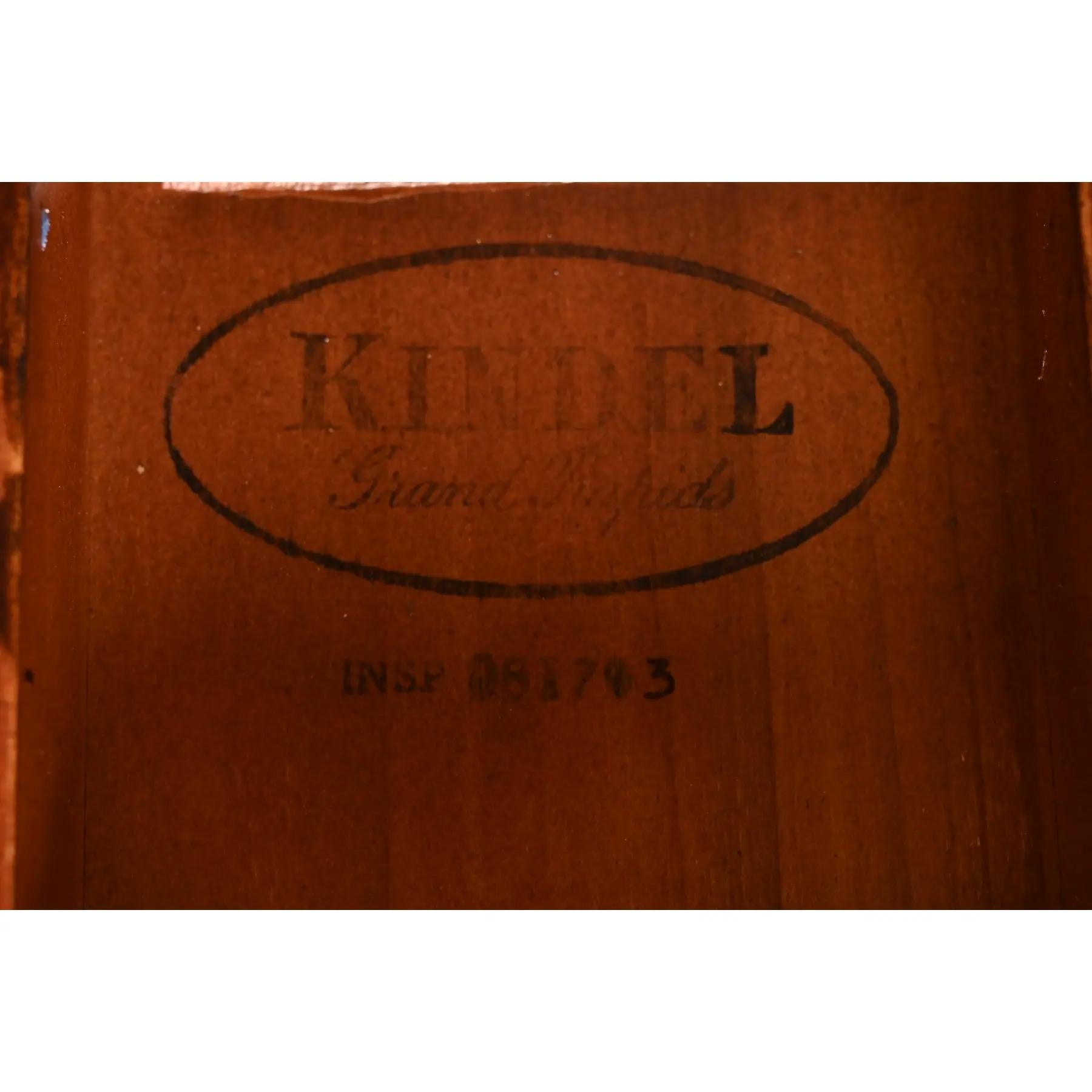 Kindel Furniture Georgian Flame Mahogany Pedestal Dining Table, Refinished For Sale 7