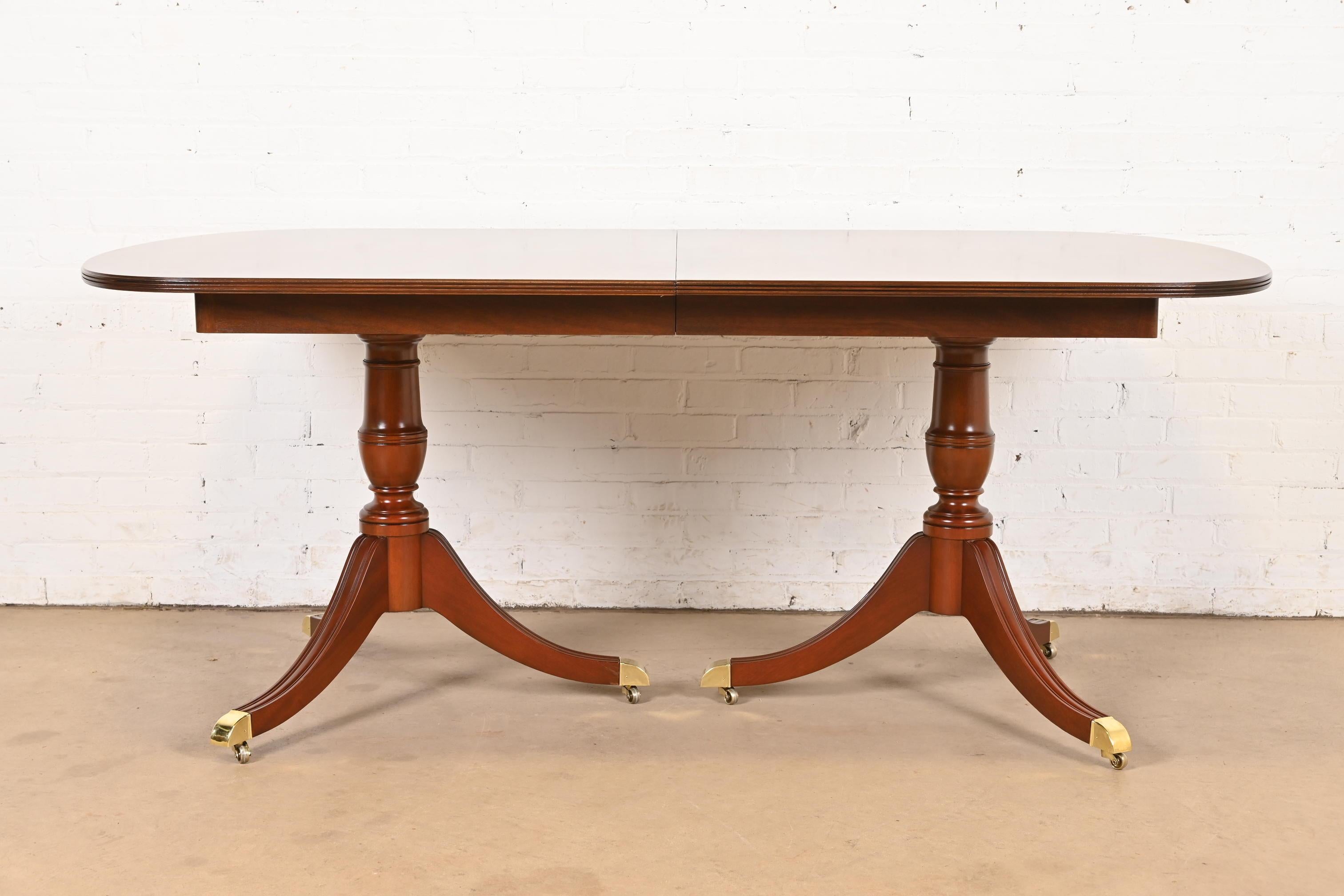Kindel Furniture Mesa de comedor Georgian Flame de caoba con pedestal, repintada Georgiano en venta