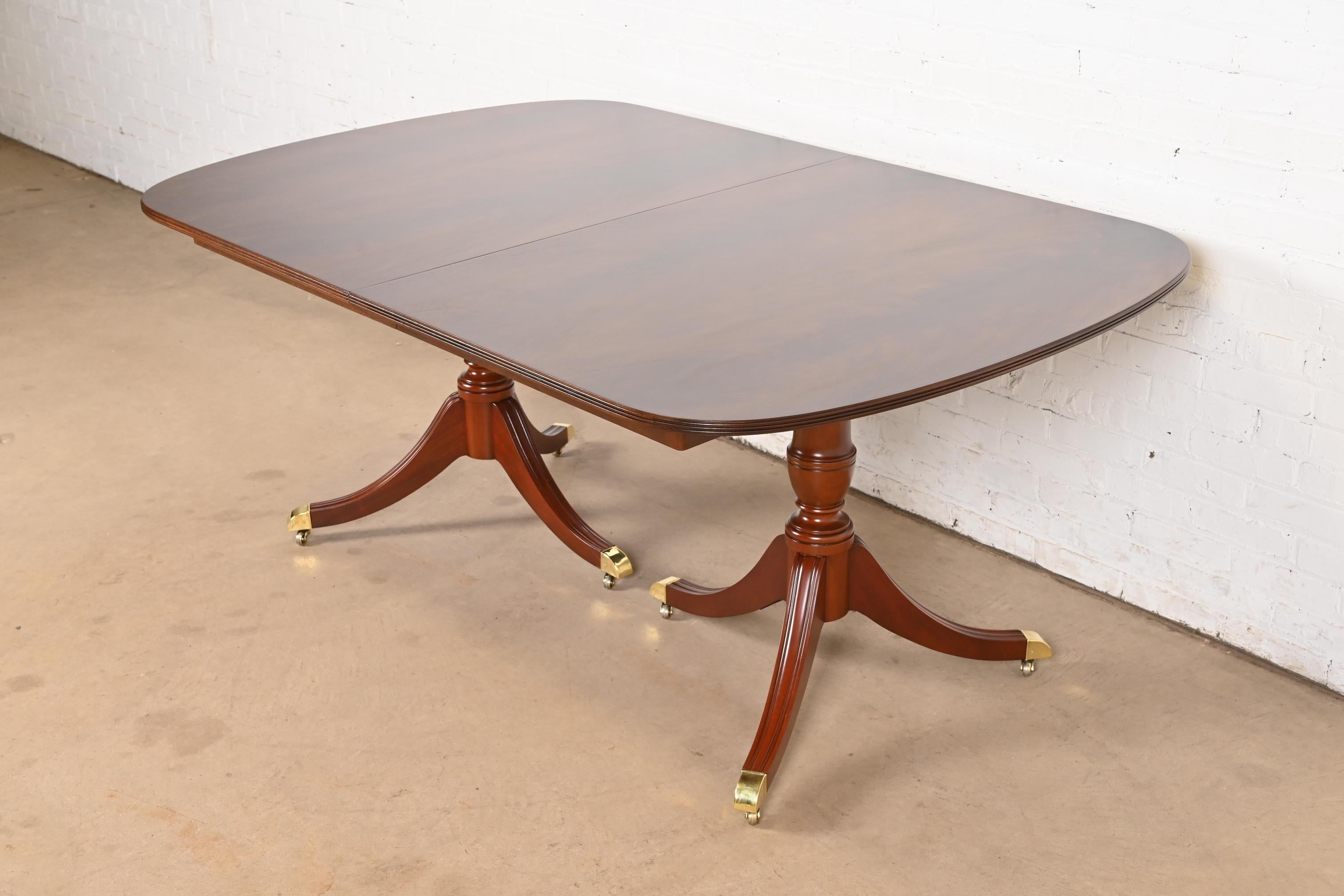 Kindel Furniture Mesa de comedor Georgian Flame de caoba con pedestal, repintada Estadounidense en venta