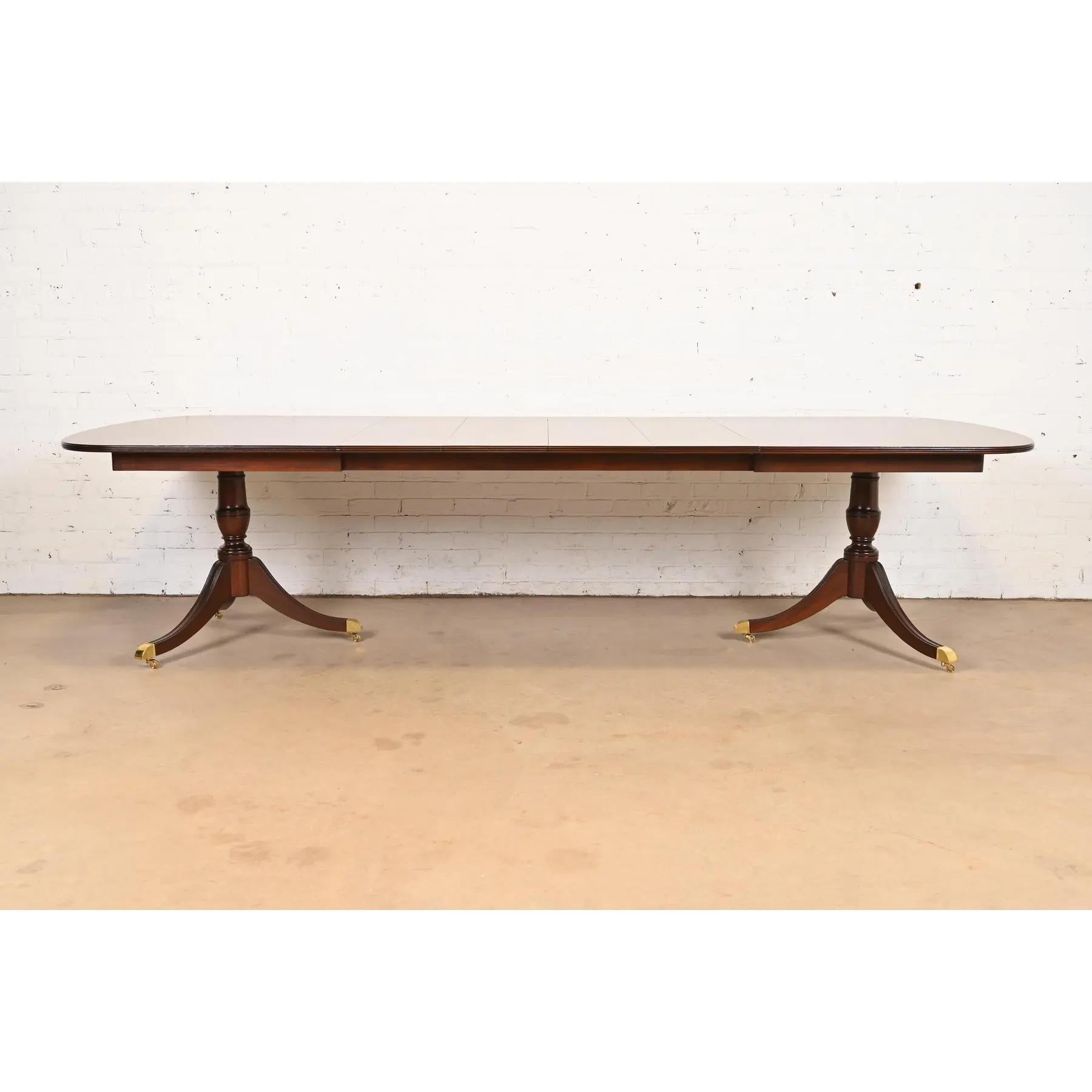 Kindel Furniture Georgian Flame Mahogany Pedestal Dining Table, Refinished In Good Condition For Sale In South Bend, IN
