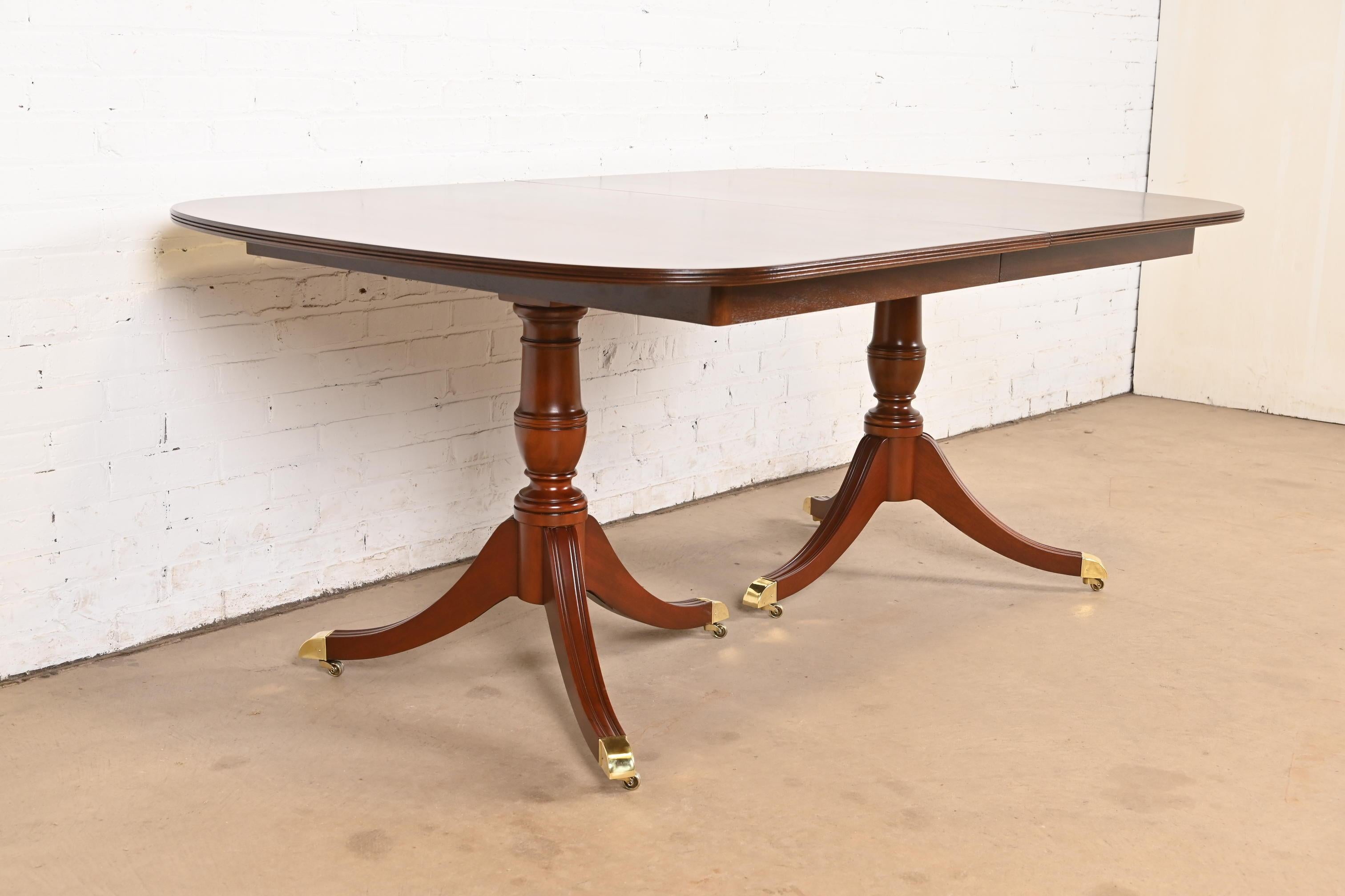 Kindel Furniture Mesa de comedor Georgian Flame de caoba con pedestal, repintada en Bueno estado para la venta en South Bend, IN