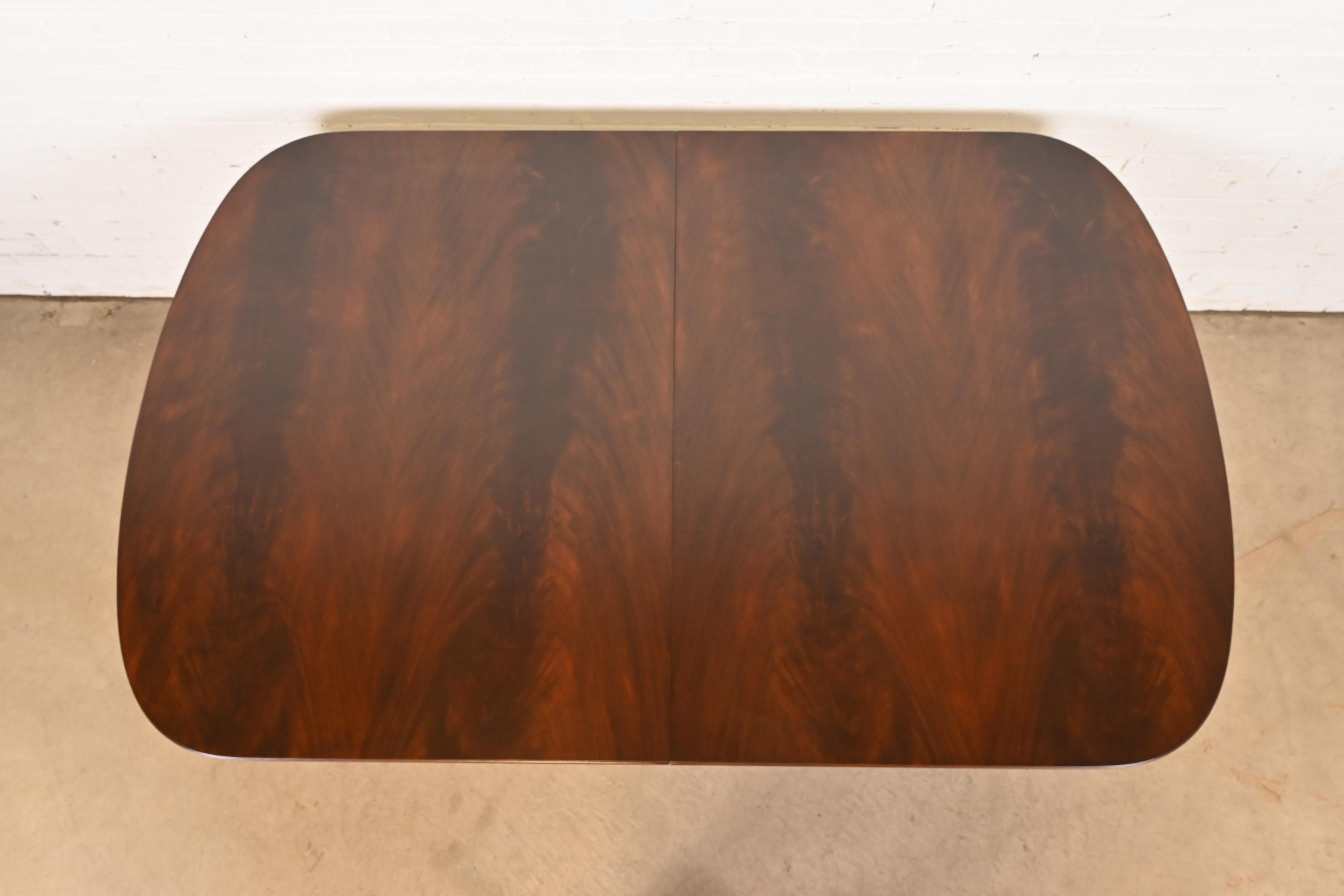 Kindel Furniture Mesa de comedor Georgian Flame de caoba con pedestal, repintada finales del siglo XX en venta