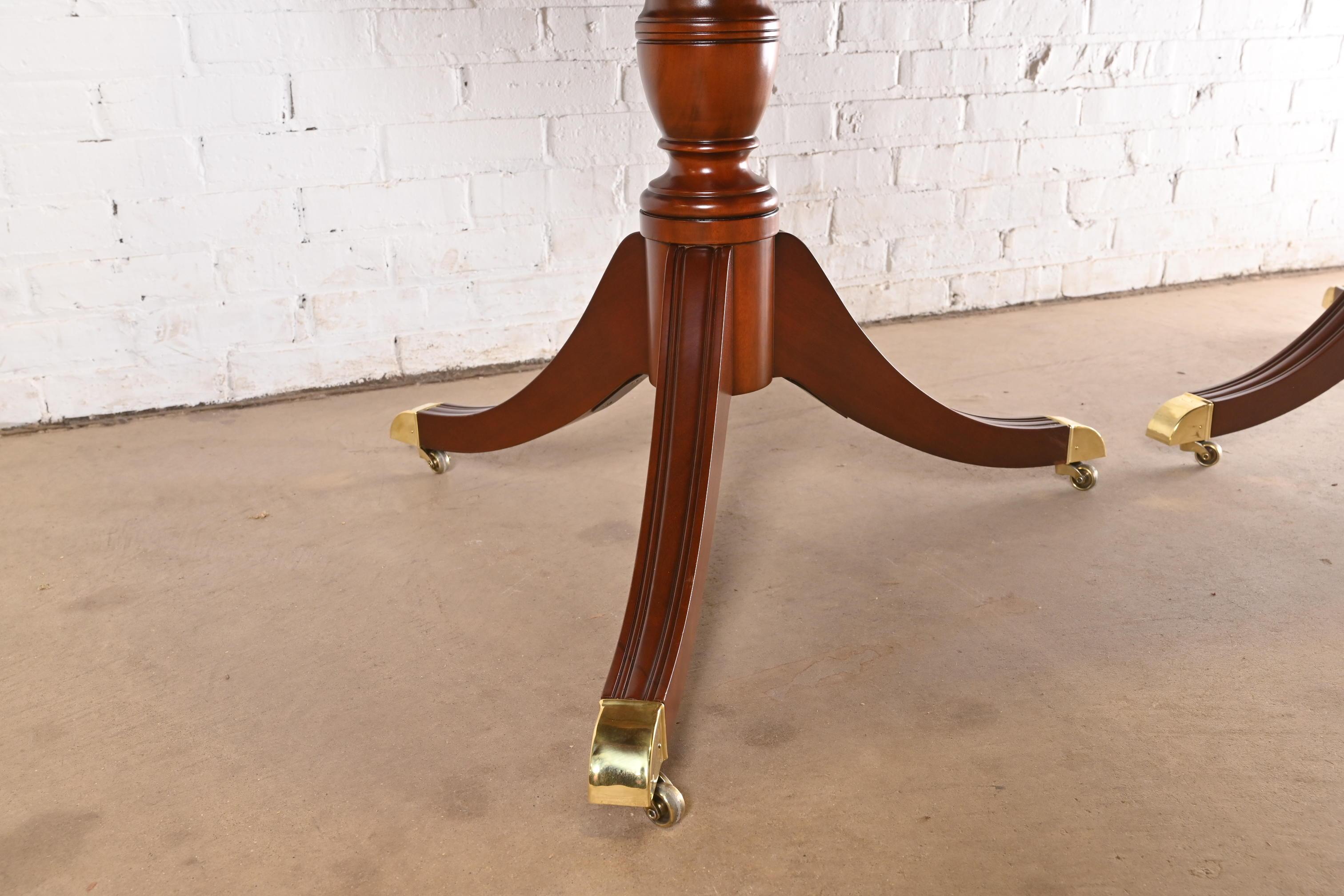Kindel Furniture Mesa de comedor Georgian Flame de caoba con pedestal, repintada Latón en venta