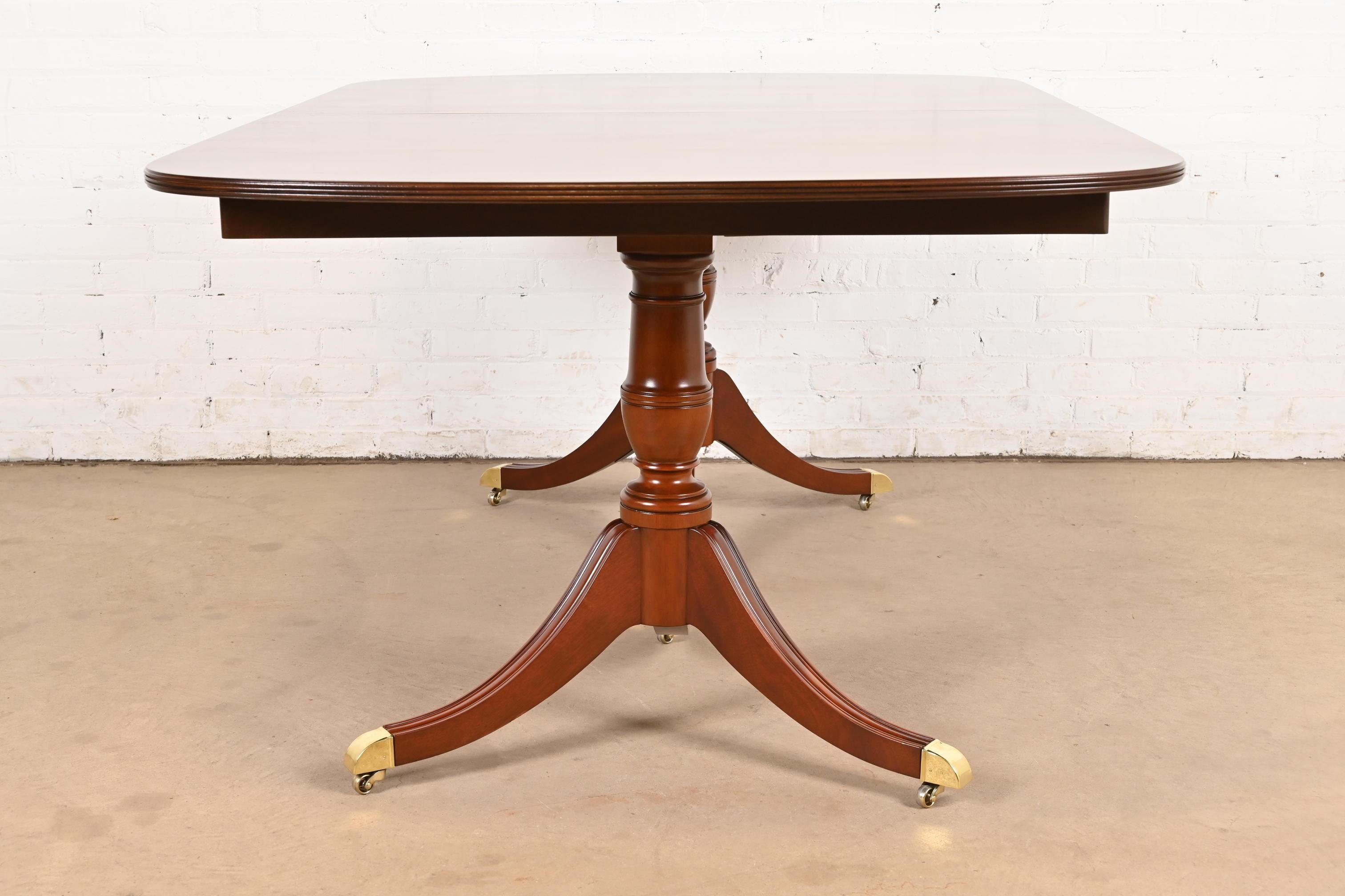 Kindel Furniture Mesa de comedor Georgian Flame de caoba con pedestal, repintada en venta 1