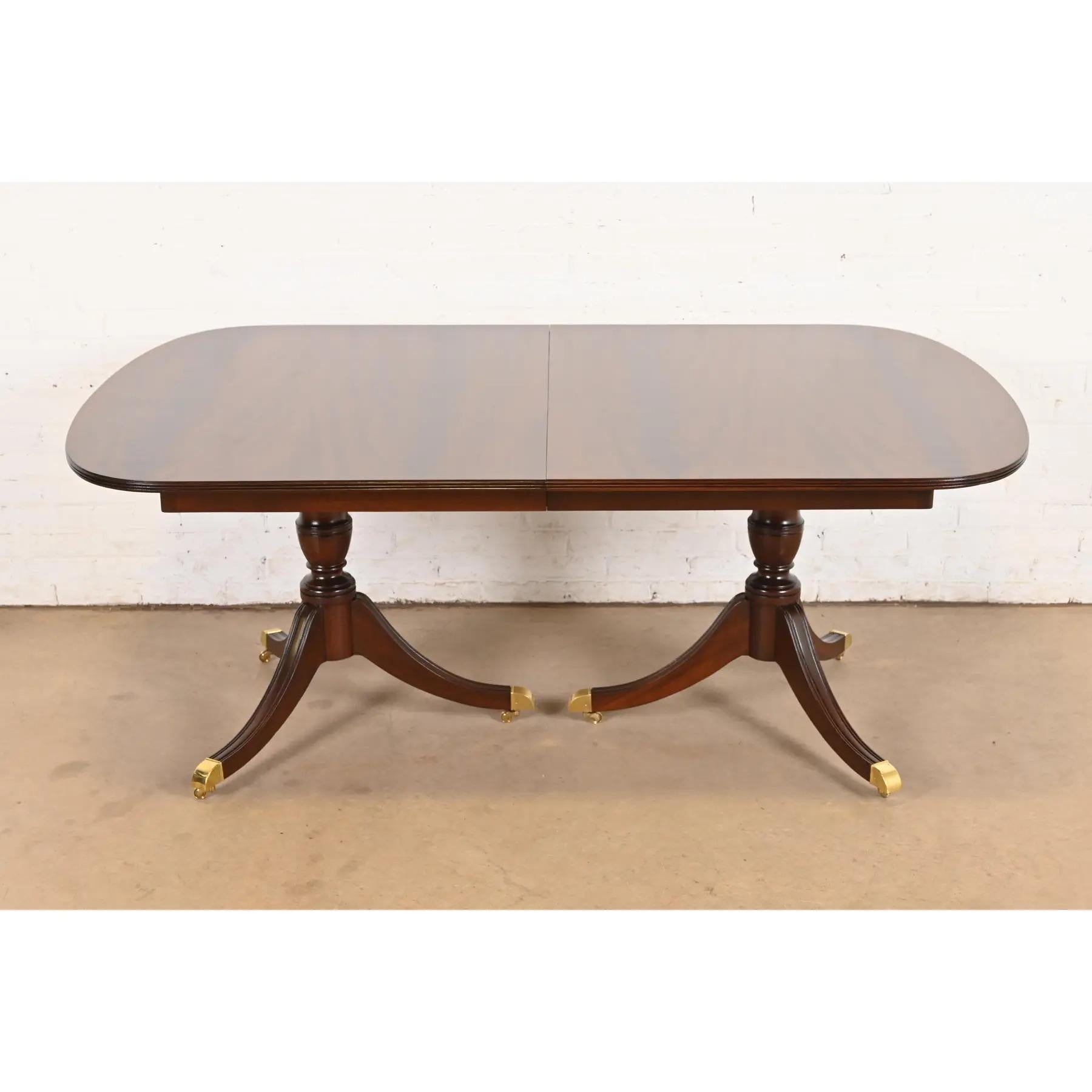 Kindel Furniture Georgian Flame Mahogany Pedestal Dining Table, Refinished For Sale 2