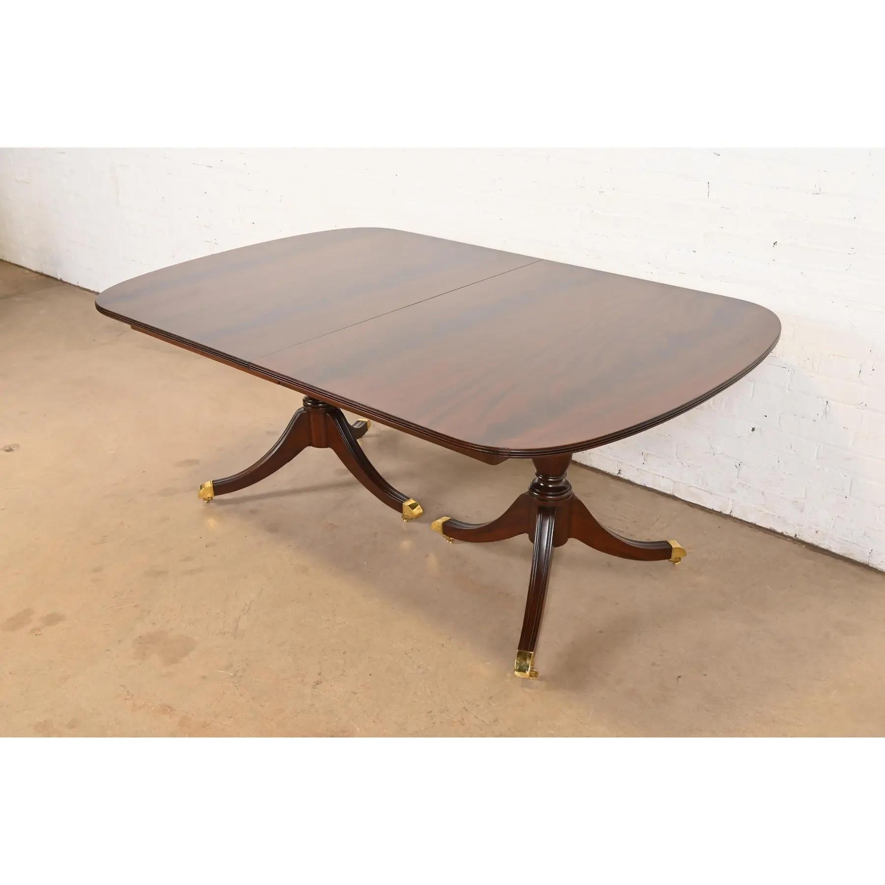 Kindel Furniture Georgian Flame Mahogany Pedestal Dining Table, Refinished For Sale 3