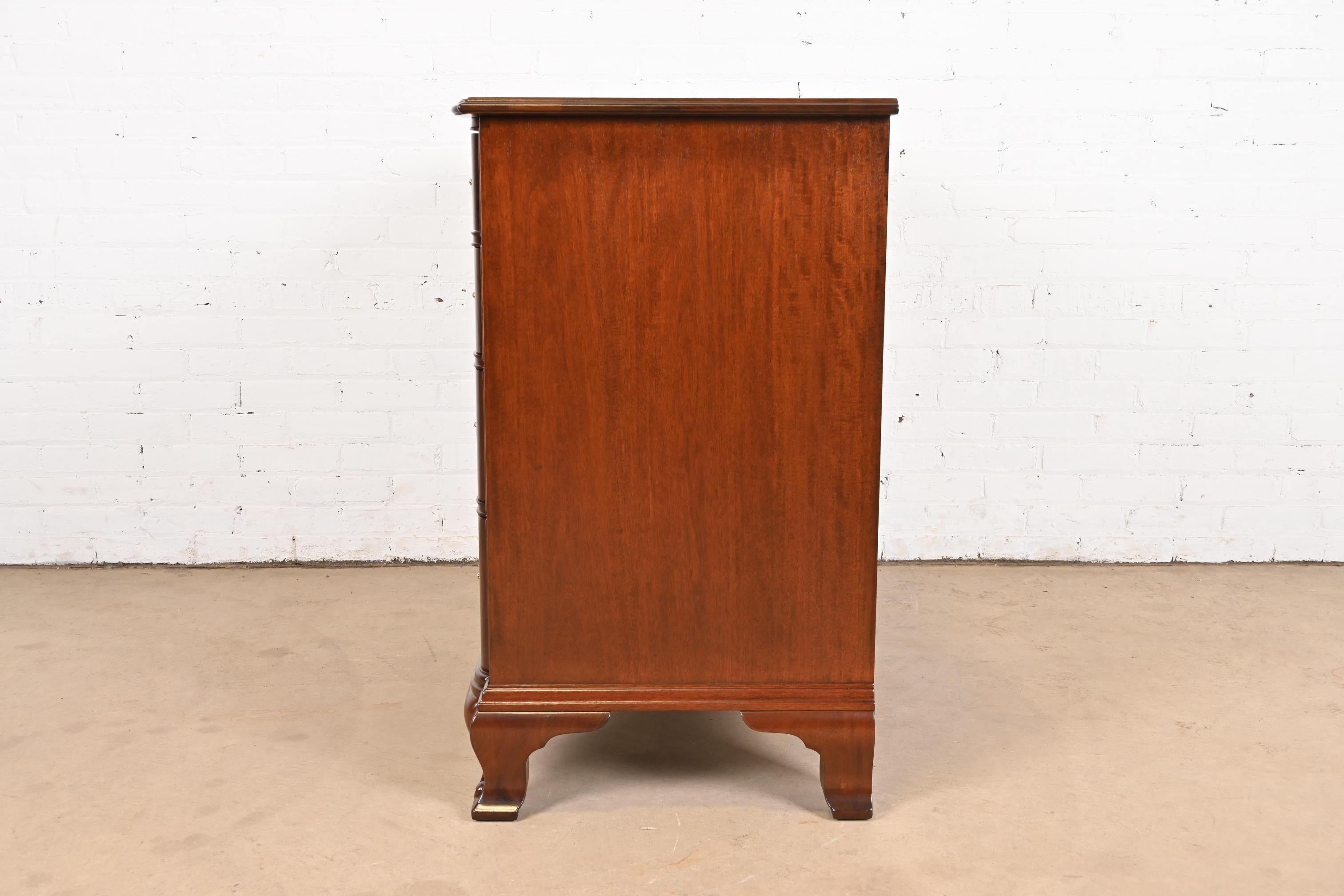 Kindel Furniture Georgian Mahogany Block Front Chest of Drawers, Refinished For Sale 9