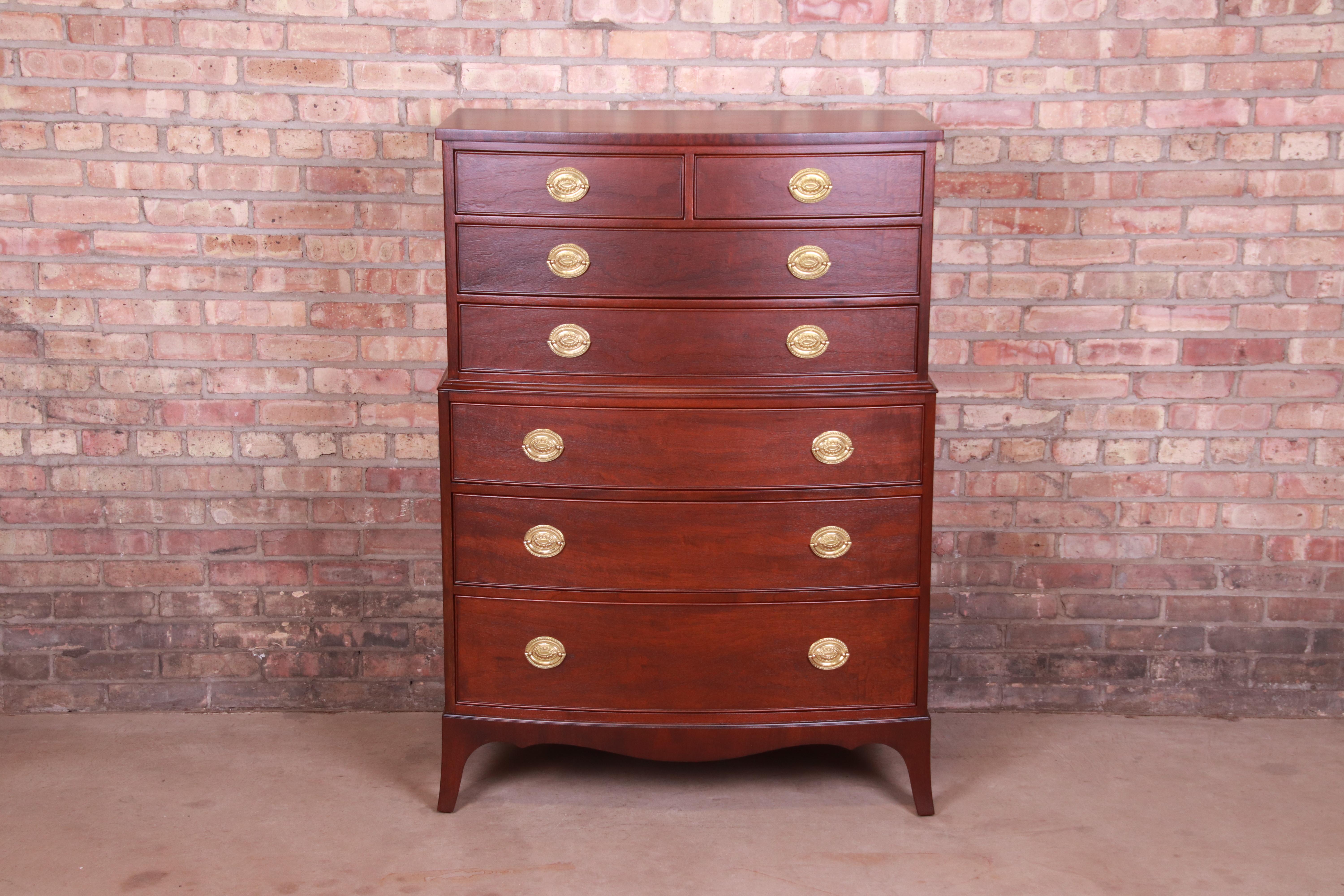 An exceptional Georgian style bow front chest of drawers or highboy dresser

By Kindel Furniture

USA, Circa 1960s

Mahogany, with original brass hardware.

Measures: 36.5