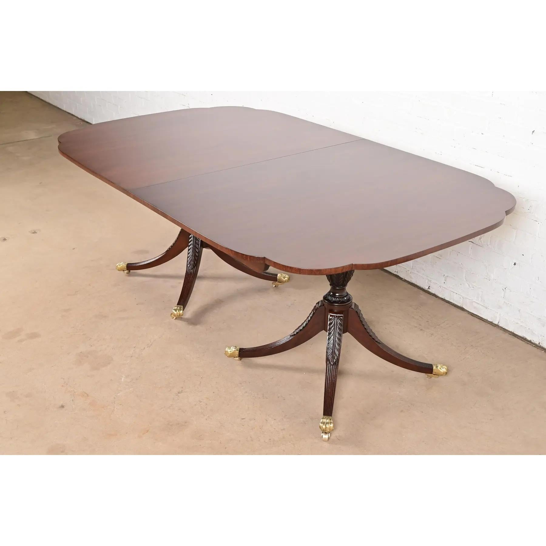Kindel Furniture Georgian Mahogany Double Pedestal Dining Table, Refinished en vente 3