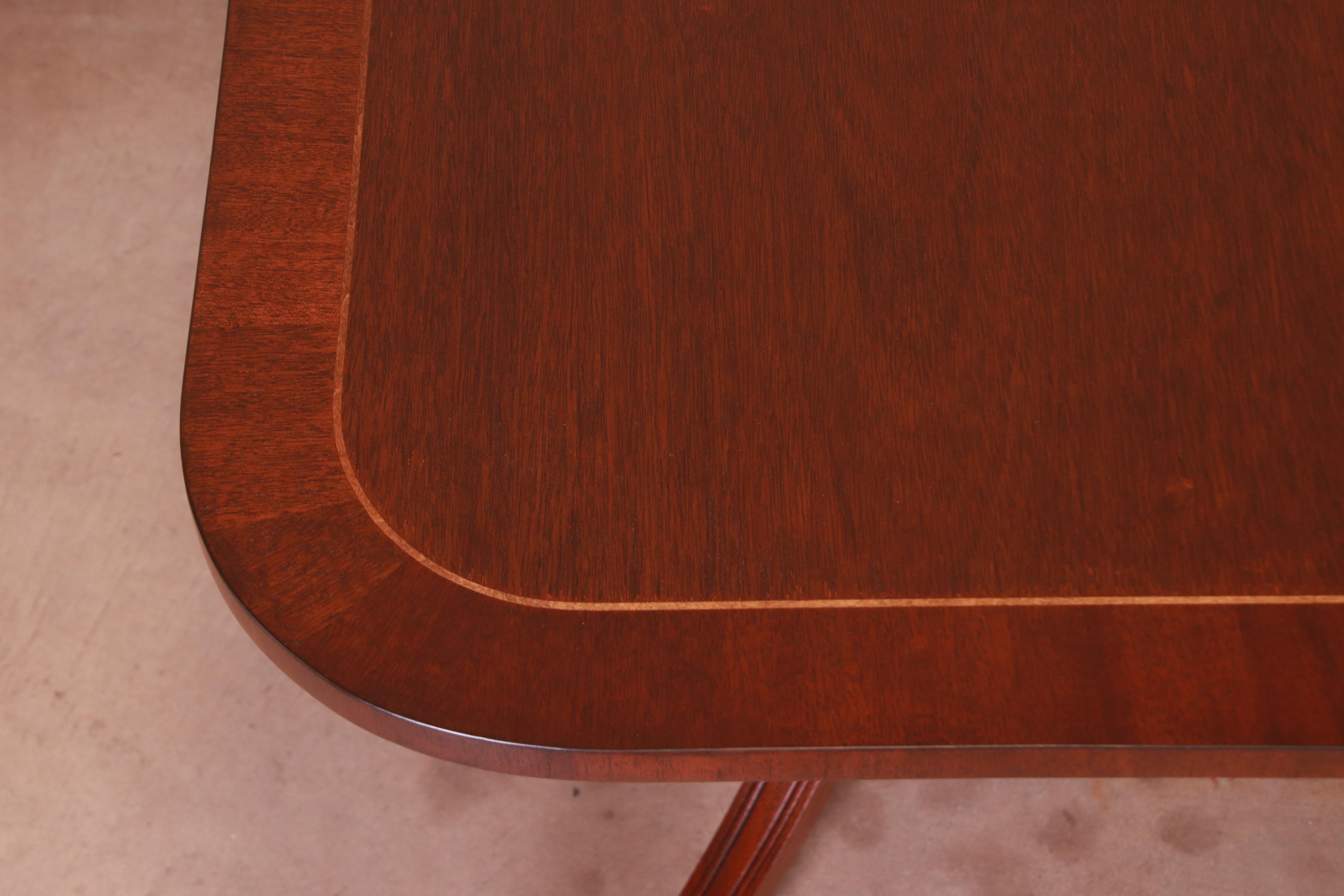 Kindel Furniture table de salle à manger géorgienne à double piédestal en acajou, revernie en vente 7
