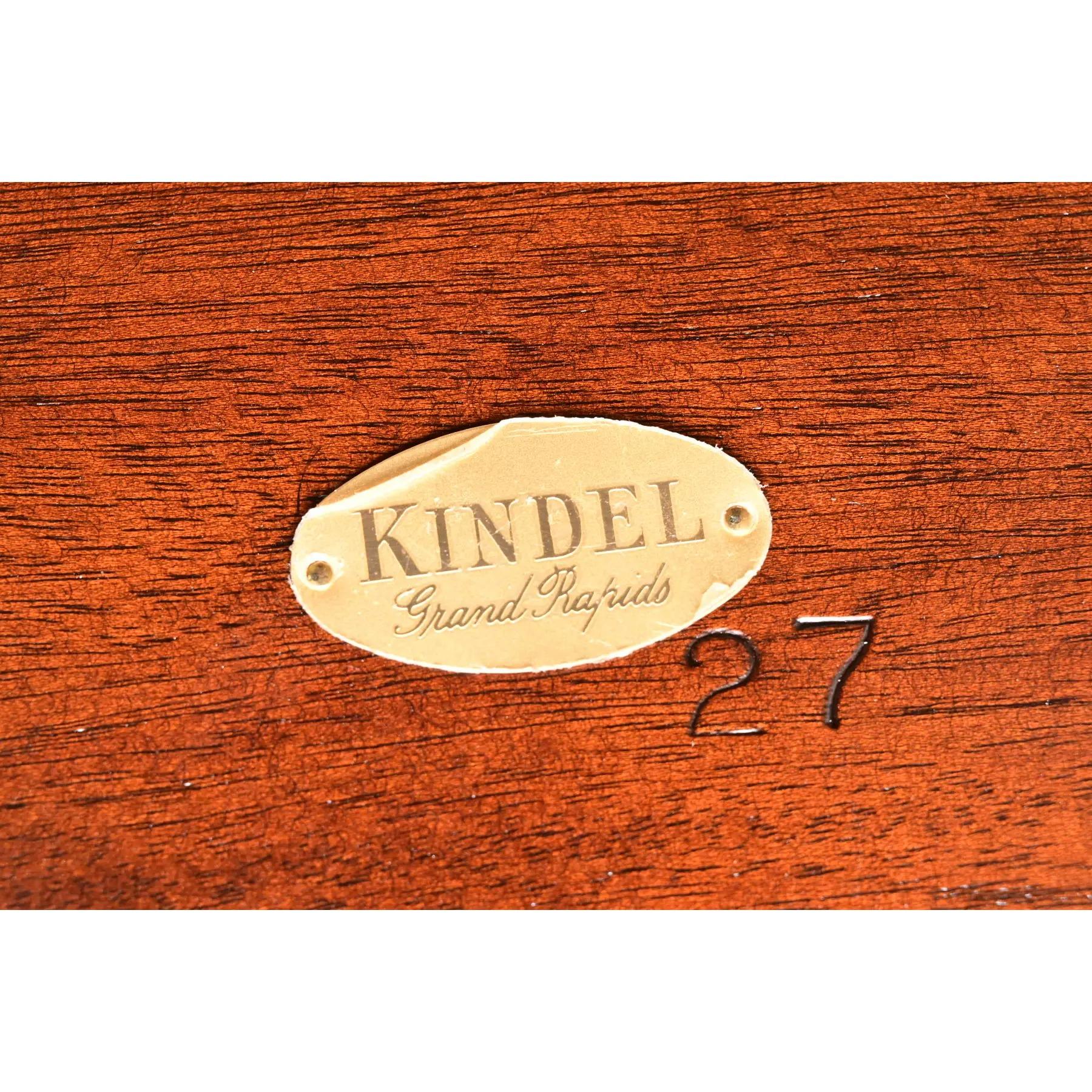 Kindel Furniture Georgian Mahogany Double Pedestal Dining Table, Refinished en vente 7
