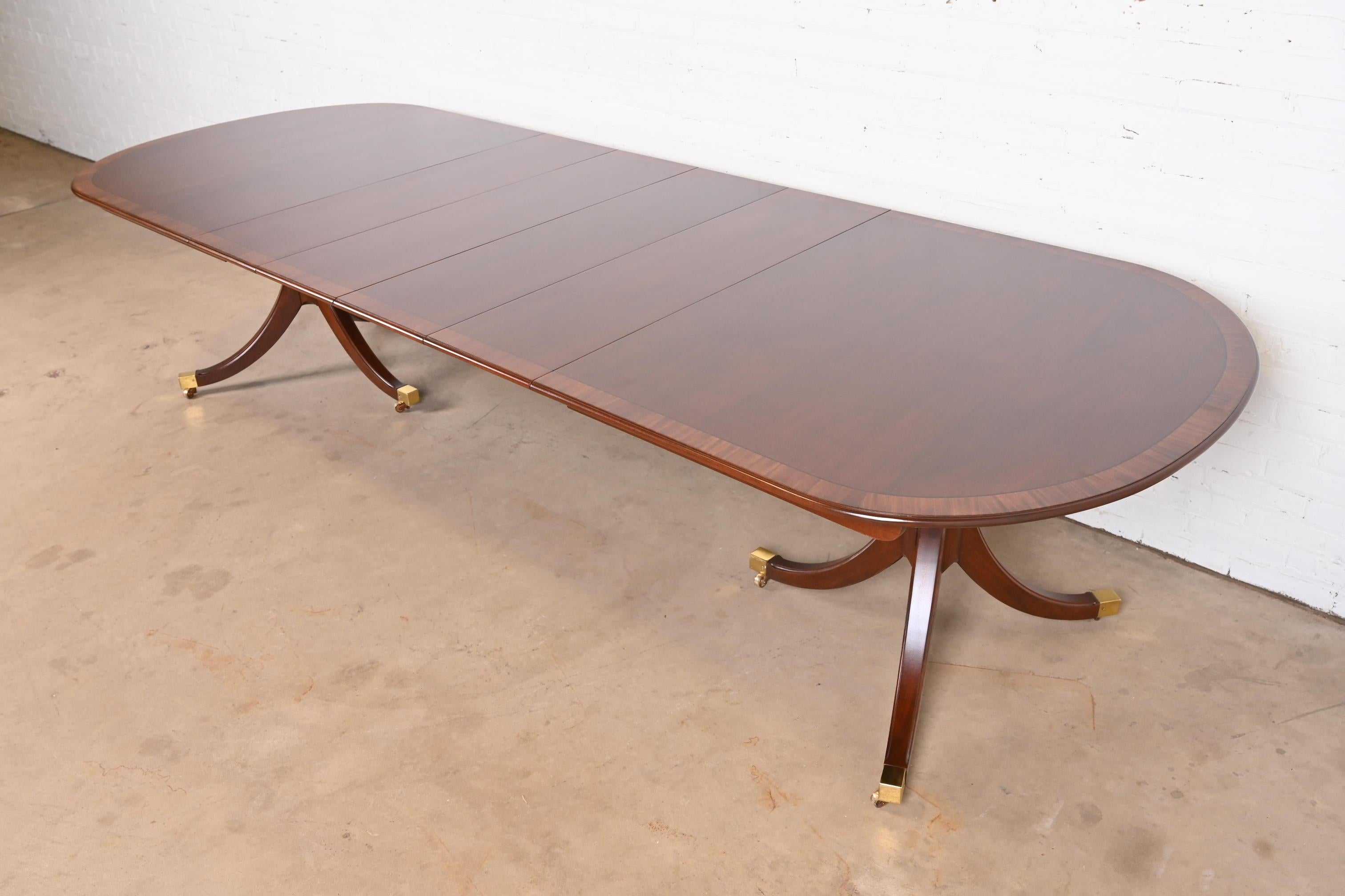 Américain Kindel Furniture table de salle à manger géorgienne à double piédestal en acajou, revernie en vente