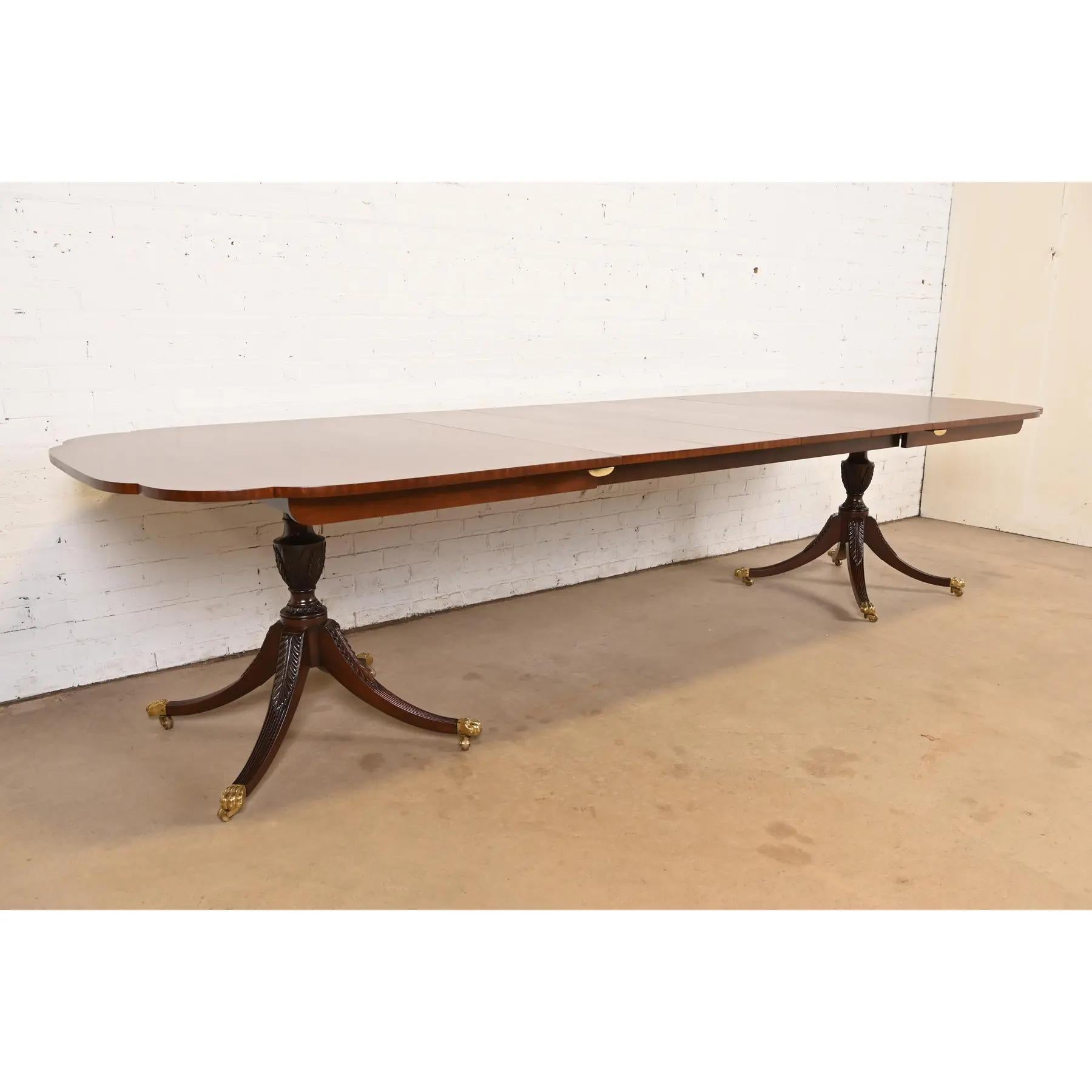 Kindel Furniture Mesa de Comedor Georgiana de Caoba con Doble Pedestal, Reacabada en Bueno estado para la venta en South Bend, IN