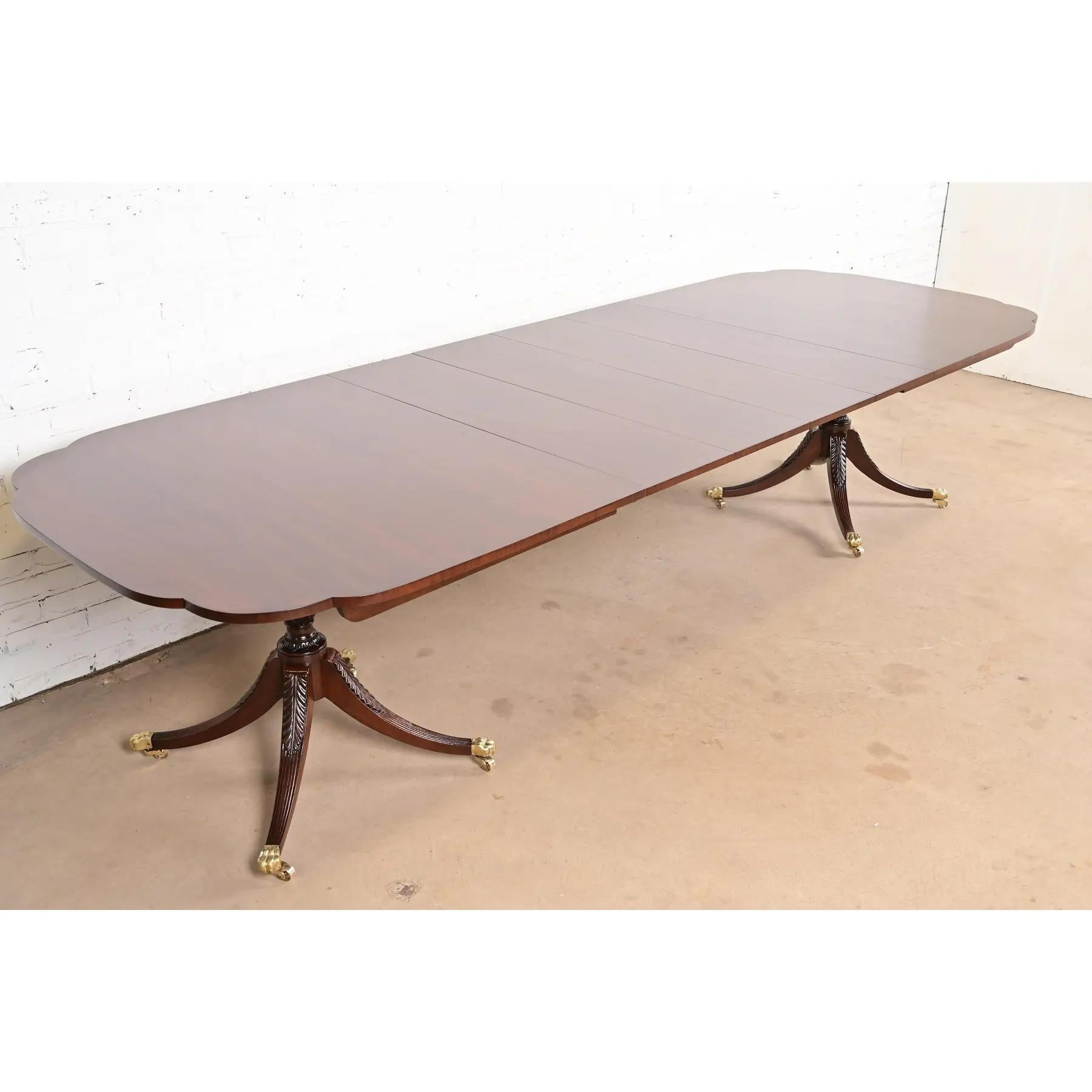 Kindel Furniture Georgian Mahogany Double Pedestal Dining Table, Refinished Bon état - En vente à South Bend, IN