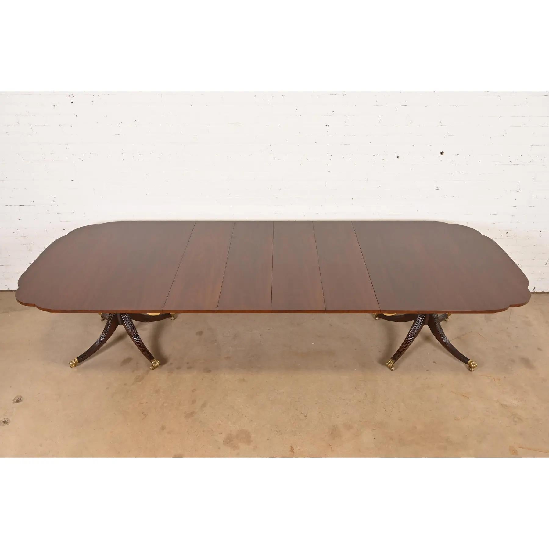Kindel Furniture Mesa de Comedor Georgiana de Caoba con Doble Pedestal, Reacabada finales del siglo XX en venta
