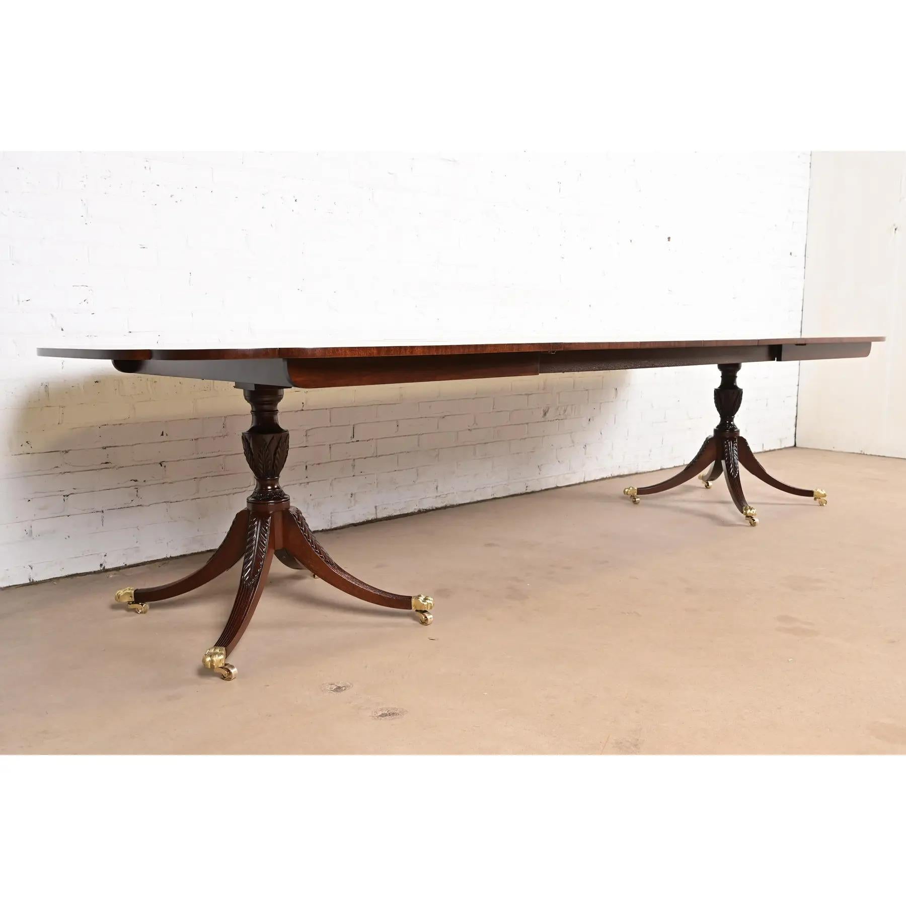 Fin du 20e siècle Kindel Furniture Georgian Mahogany Double Pedestal Dining Table, Refinished en vente