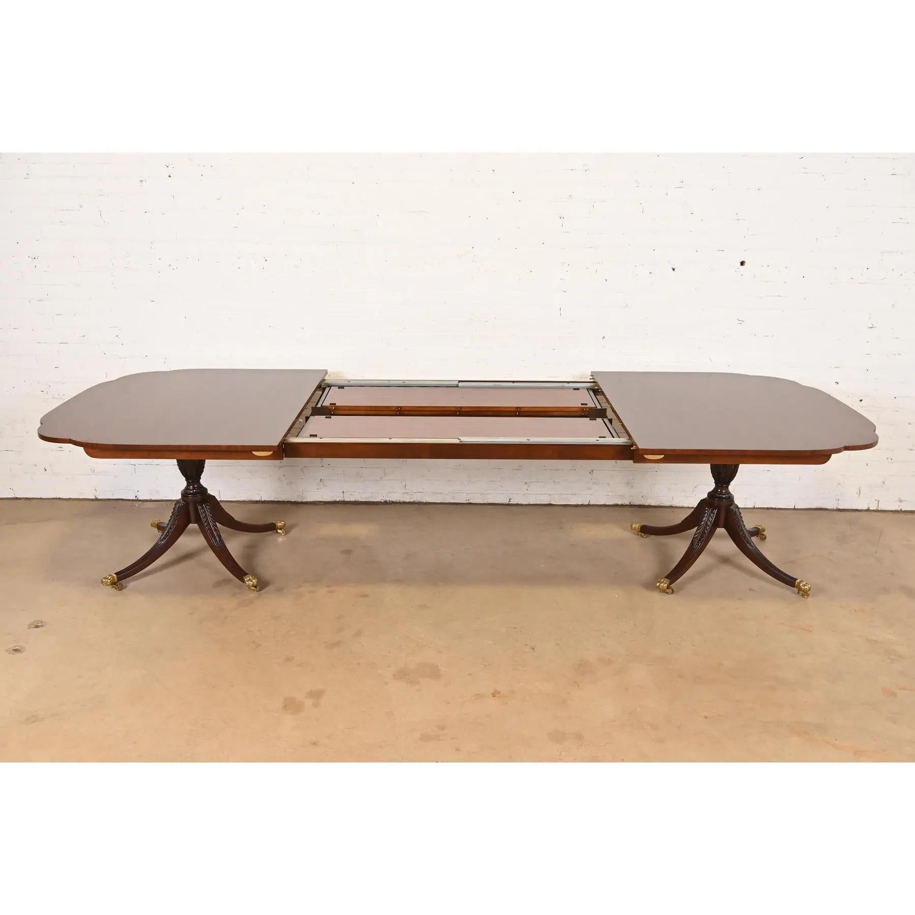 Kindel Furniture Mesa de Comedor Georgiana de Caoba con Doble Pedestal, Reacabada Latón en venta