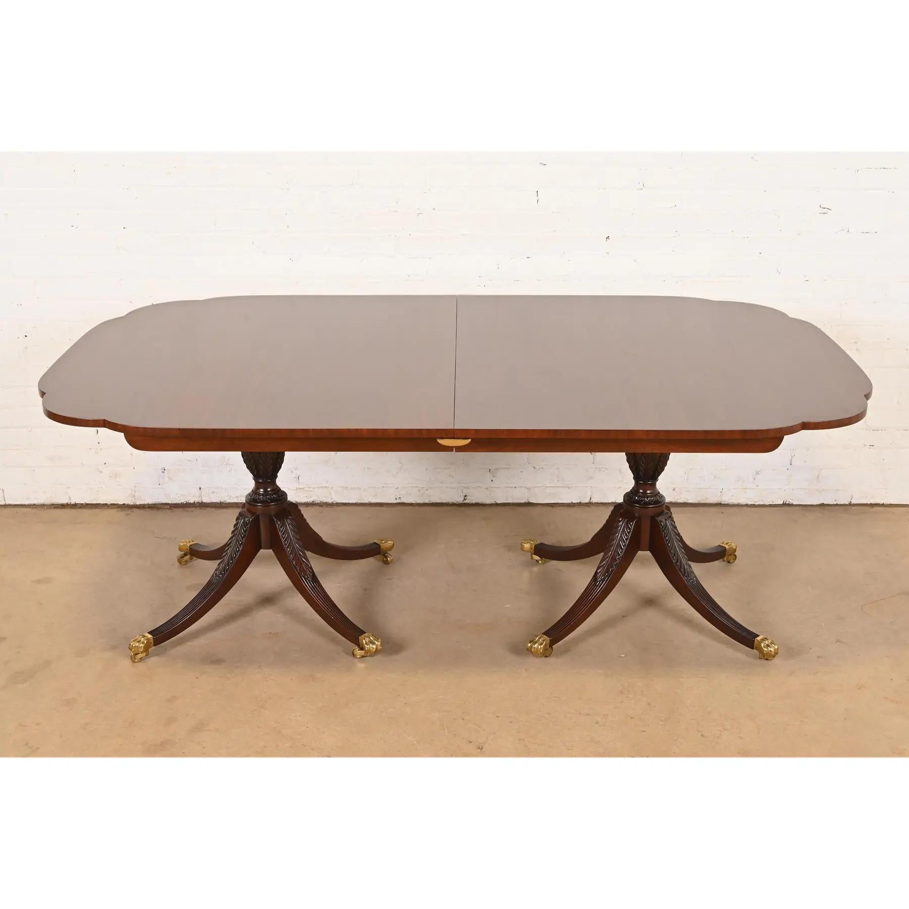Kindel Furniture Mesa de Comedor Georgiana de Caoba con Doble Pedestal, Reacabada en venta 1