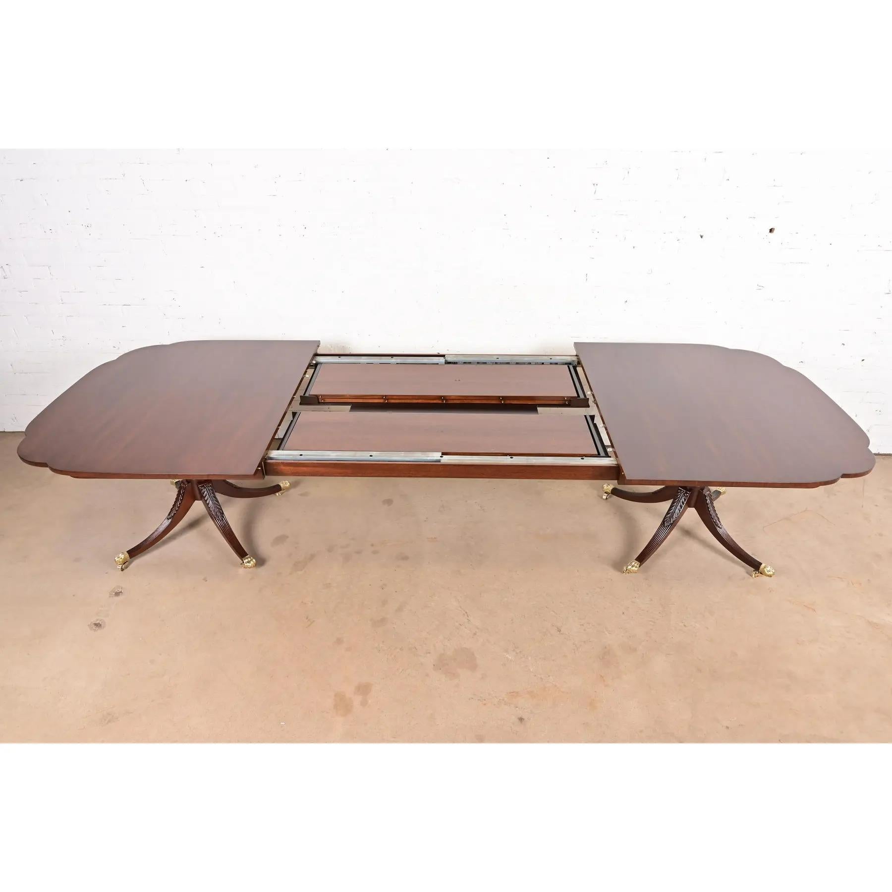 Kindel Furniture Georgian Mahogany Double Pedestal Dining Table, Refinished en vente 1