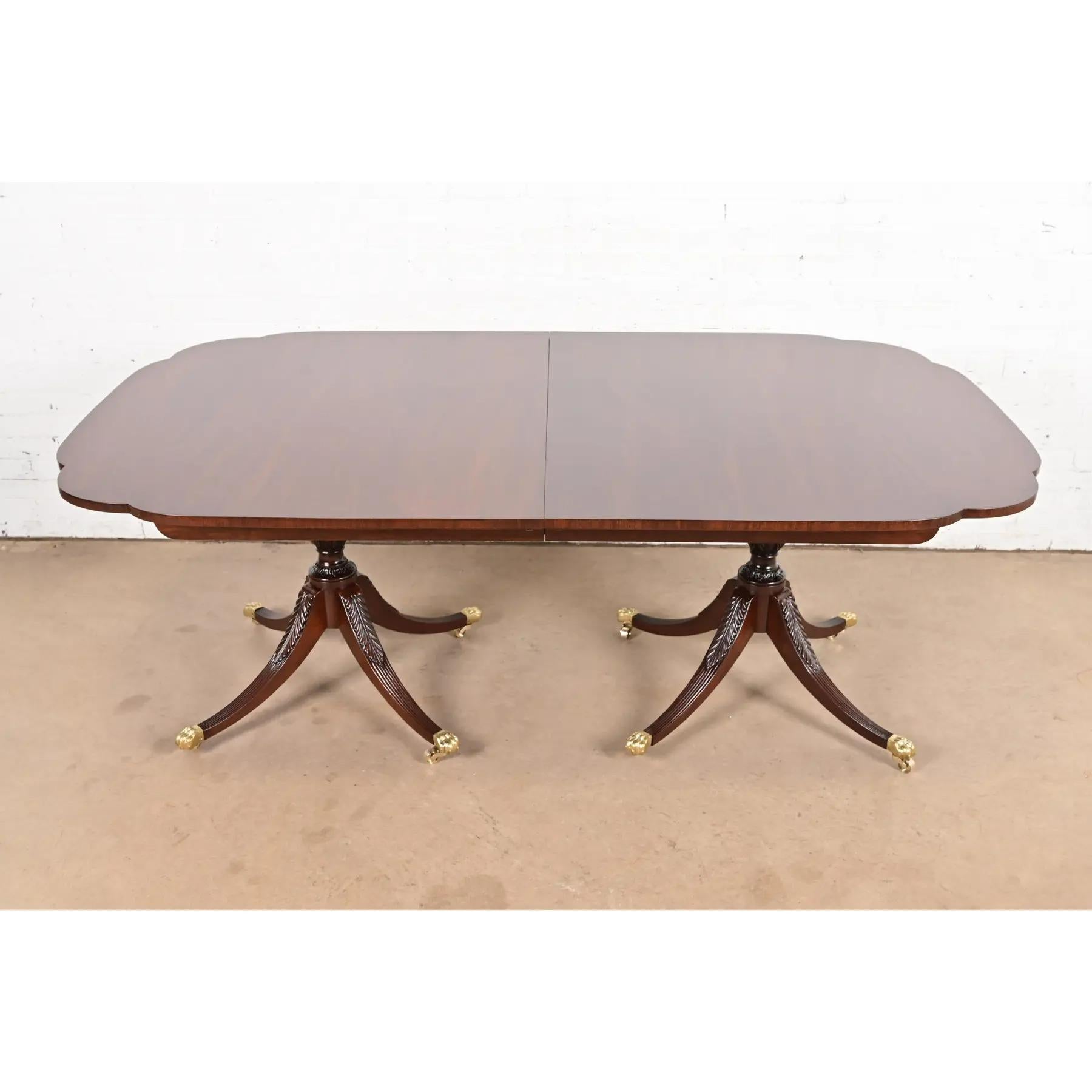 Kindel Furniture Georgian Mahogany Double Pedestal Dining Table, Refinished en vente 2