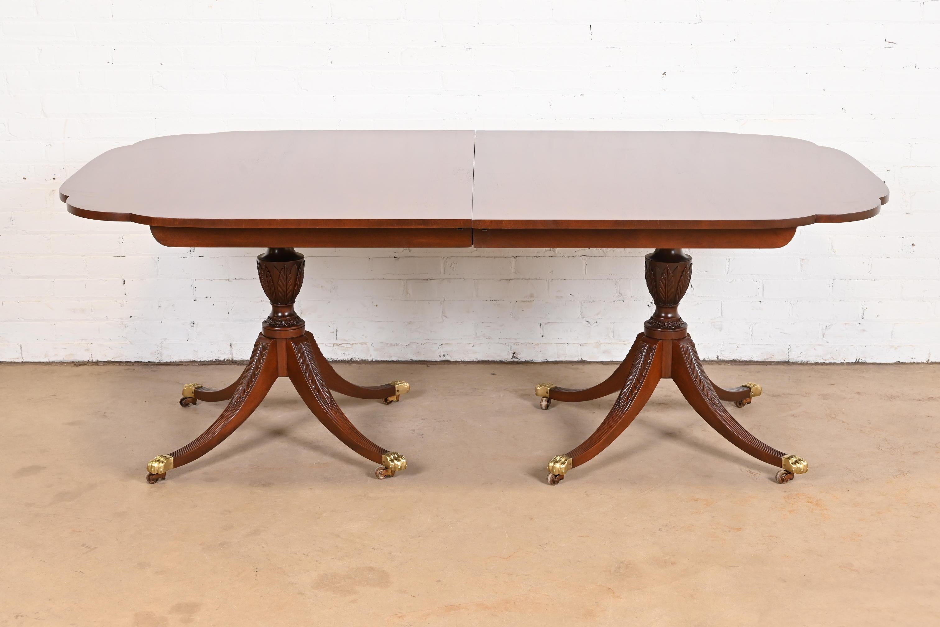 Table de salle à manger géorgienne Kindel Furniture en acajou à double piédestal en vente 3