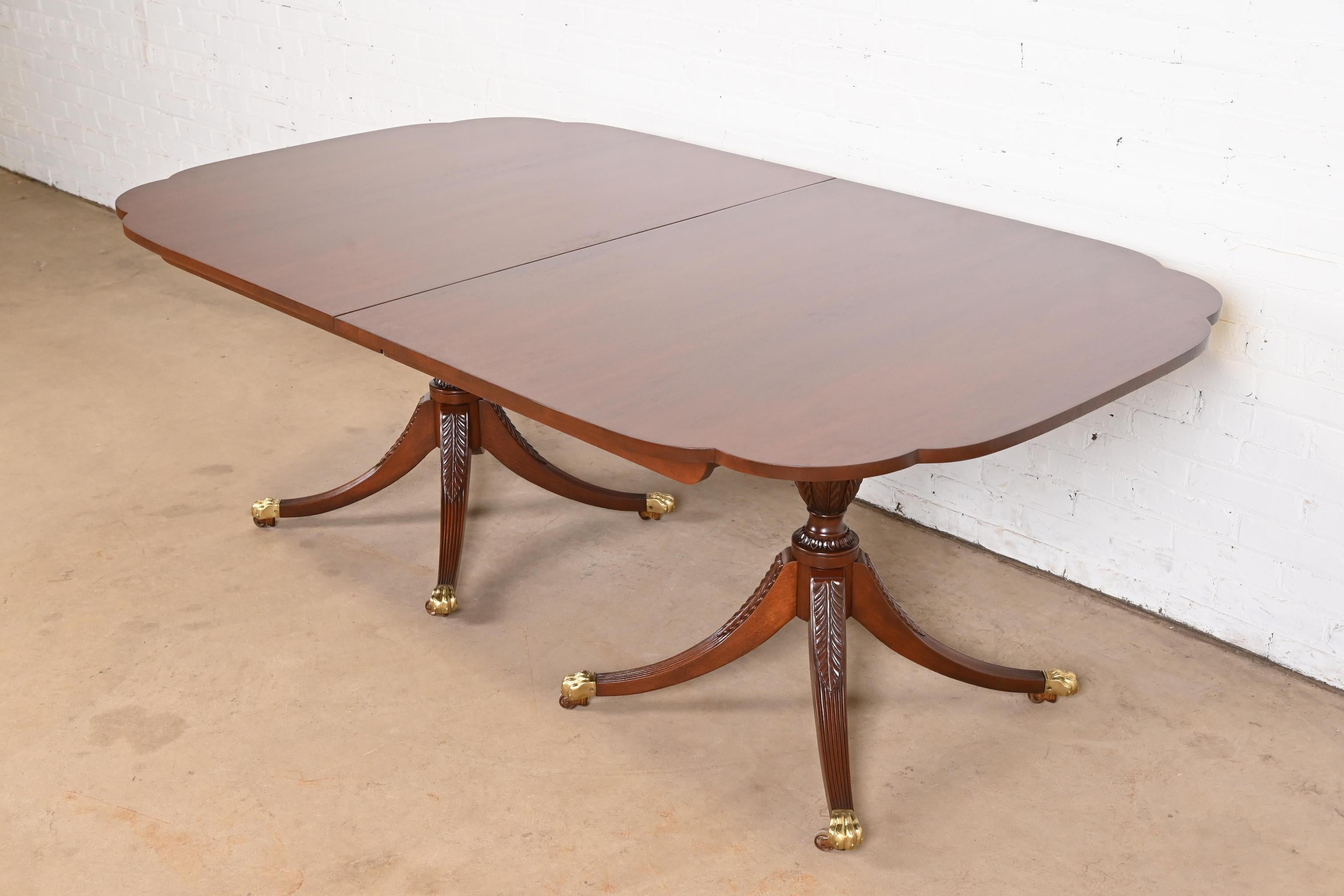Table de salle à manger géorgienne Kindel Furniture en acajou à double piédestal en vente 4
