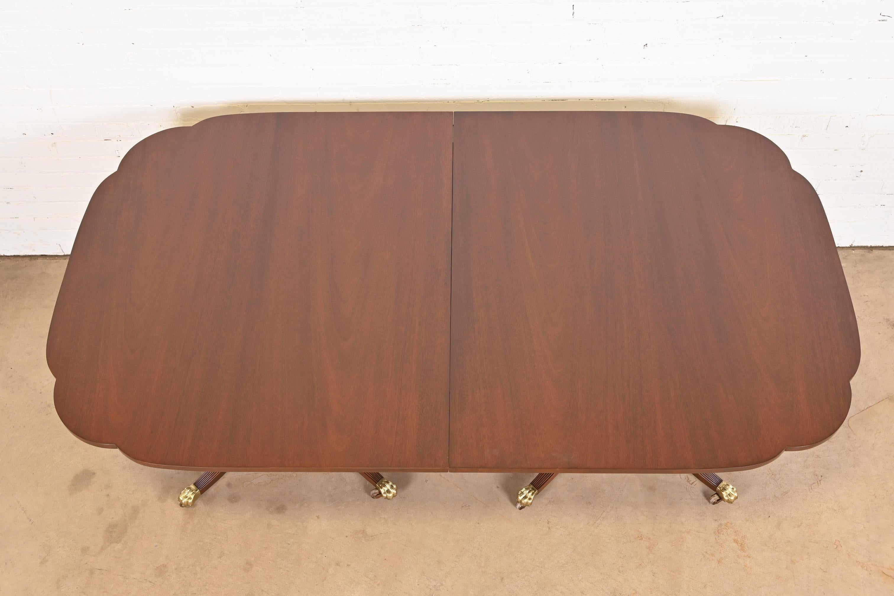 Table de salle à manger géorgienne Kindel Furniture en acajou à double piédestal en vente 5