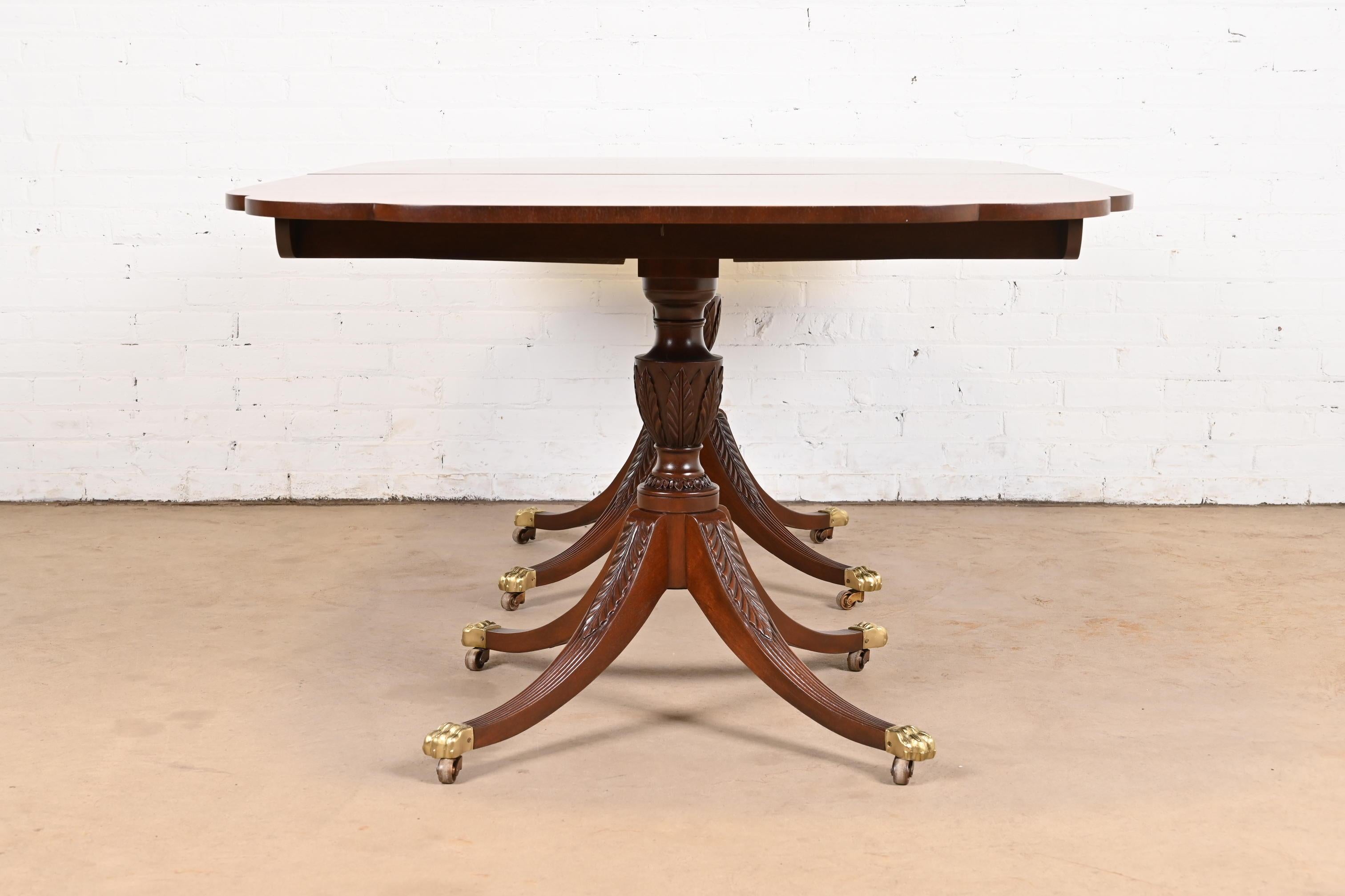 Table de salle à manger géorgienne Kindel Furniture en acajou à double piédestal en vente 6