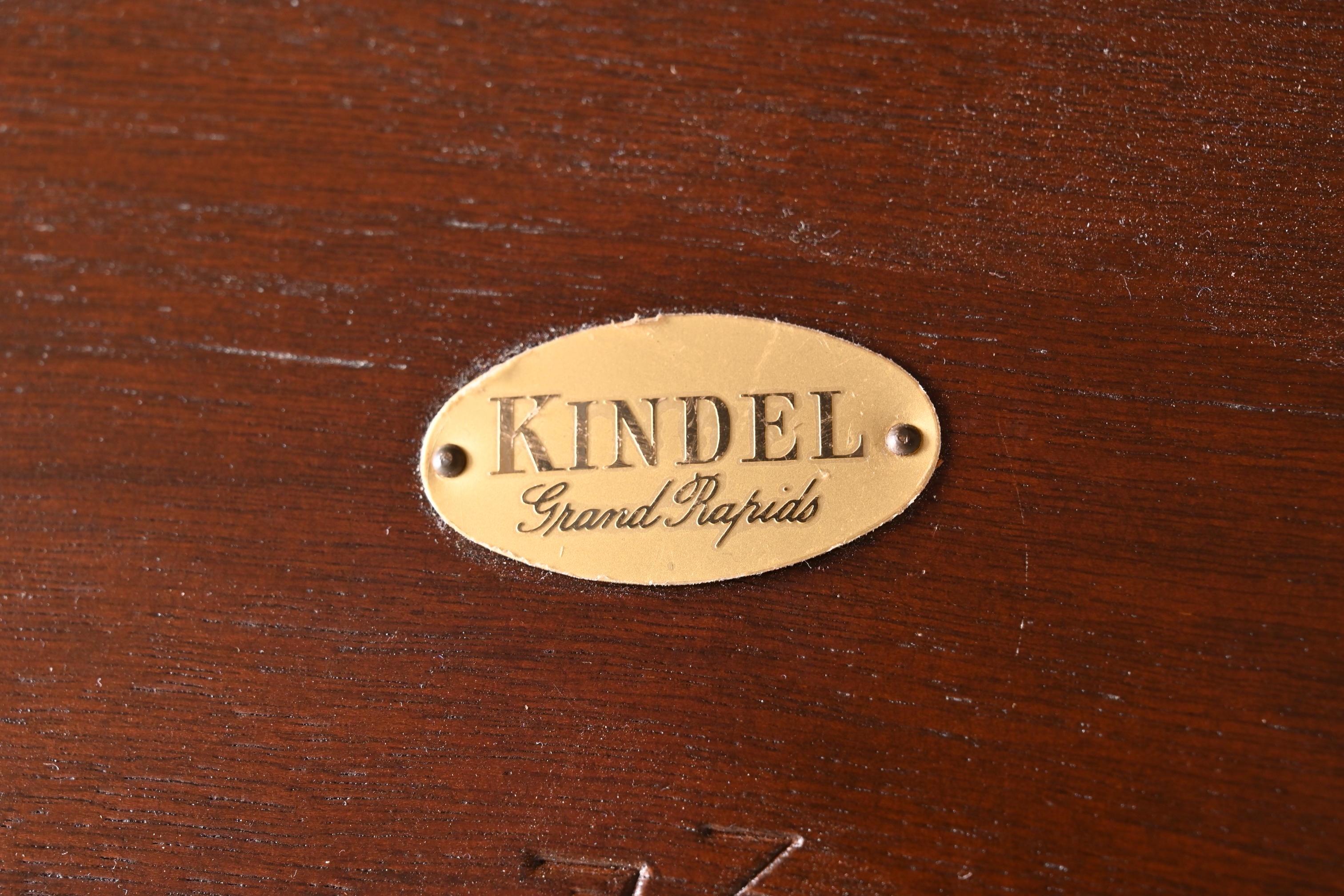 Table de salle à manger géorgienne Kindel Furniture en acajou à double piédestal en vente 7