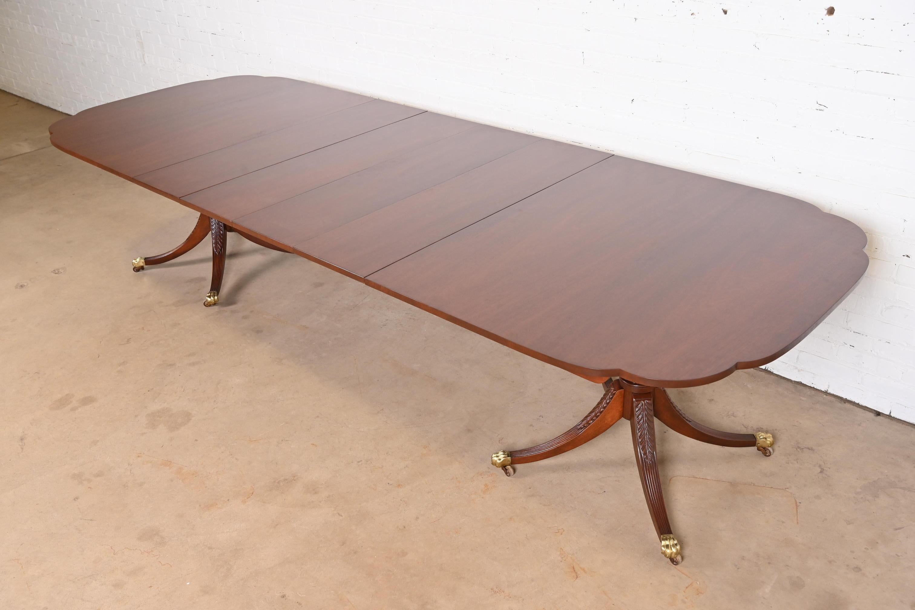 Georgien Table de salle à manger géorgienne Kindel Furniture en acajou à double piédestal en vente