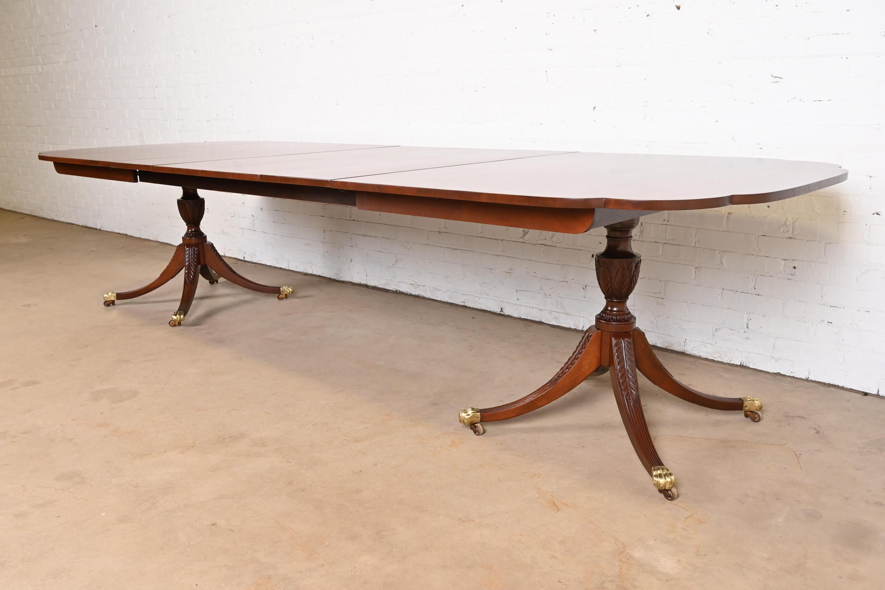 Américain Table de salle à manger géorgienne Kindel Furniture en acajou à double piédestal en vente