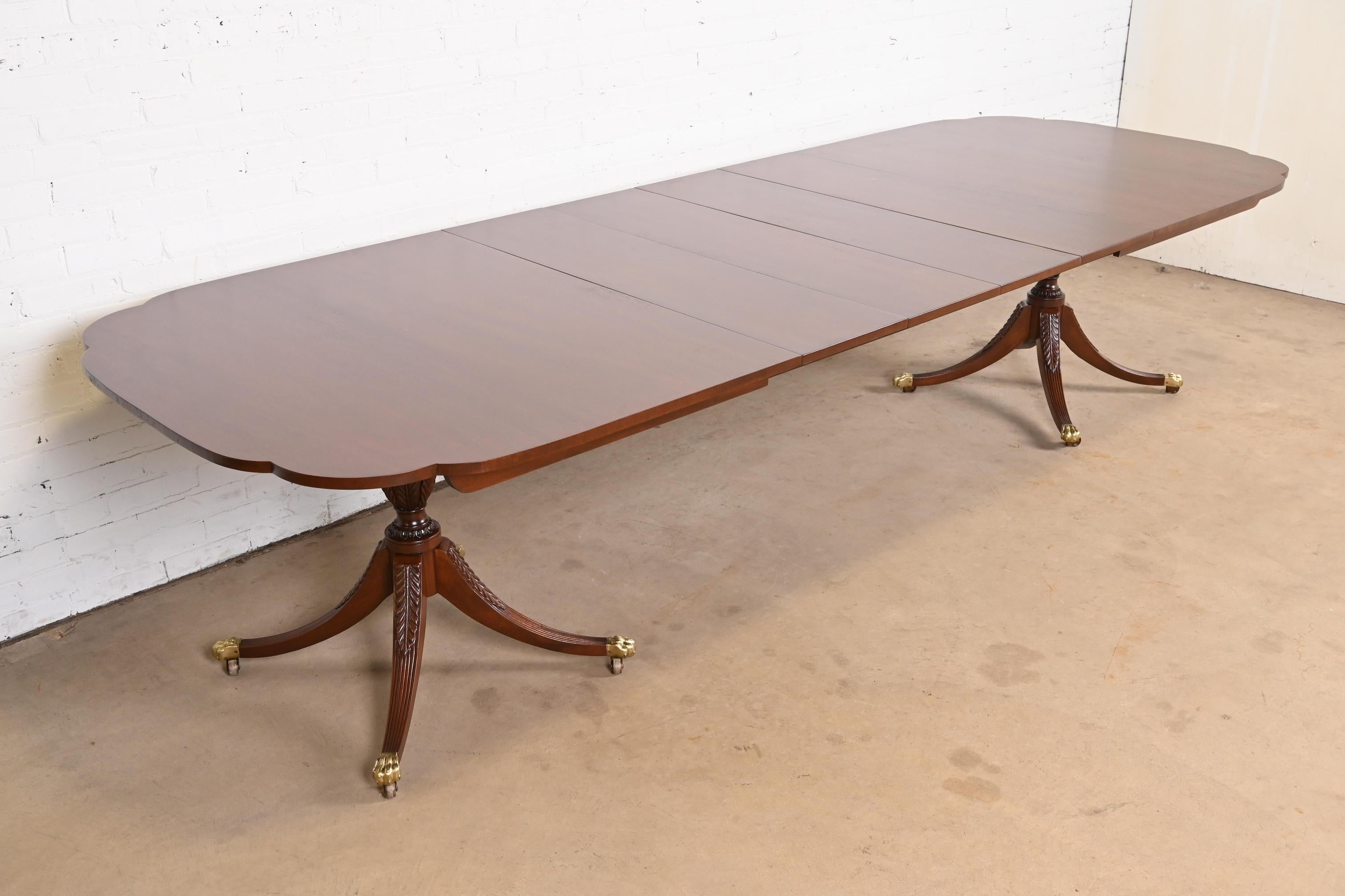 Table de salle à manger géorgienne Kindel Furniture en acajou à double piédestal Bon état - En vente à South Bend, IN