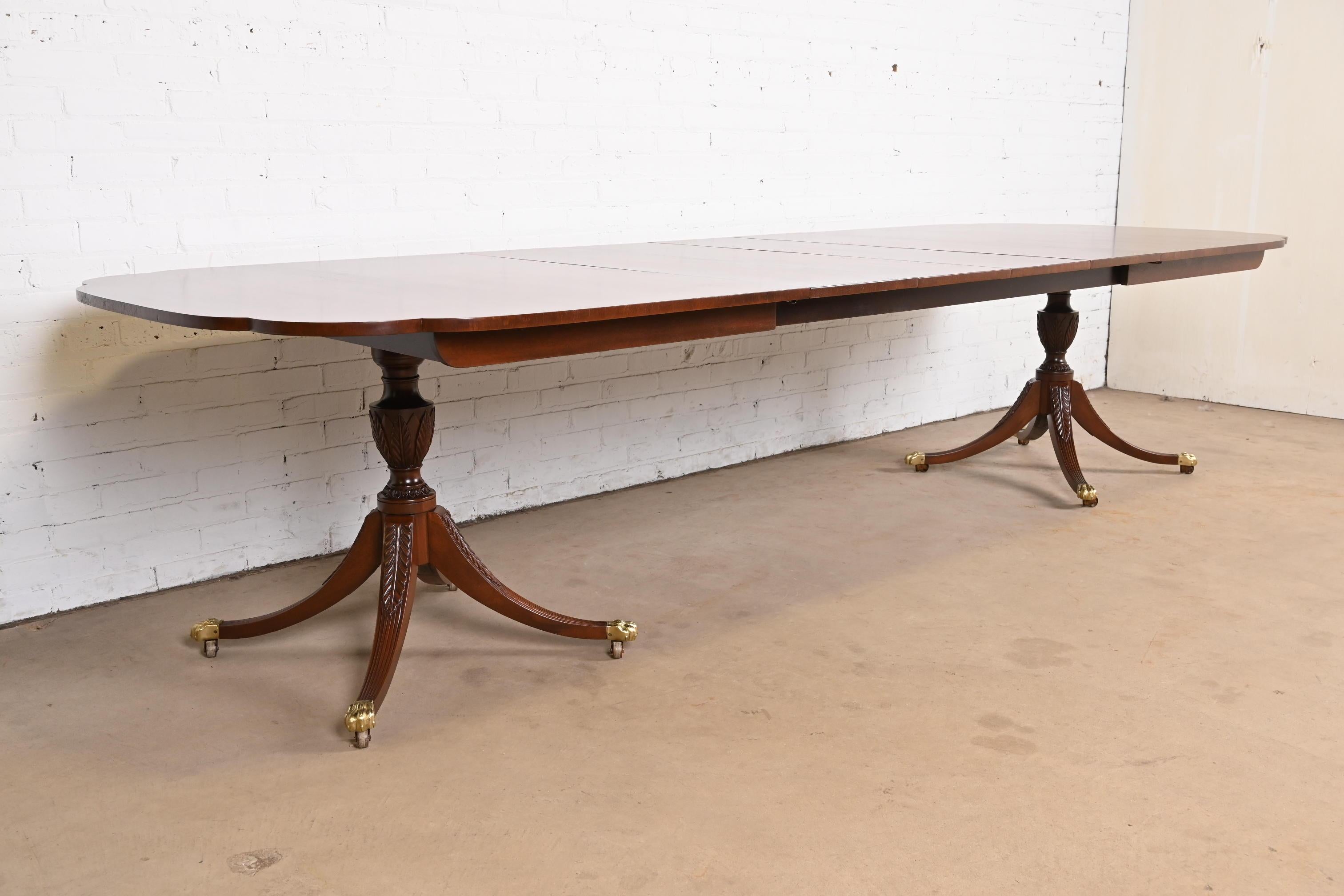 Fin du 20e siècle Table de salle à manger géorgienne Kindel Furniture en acajou à double piédestal en vente