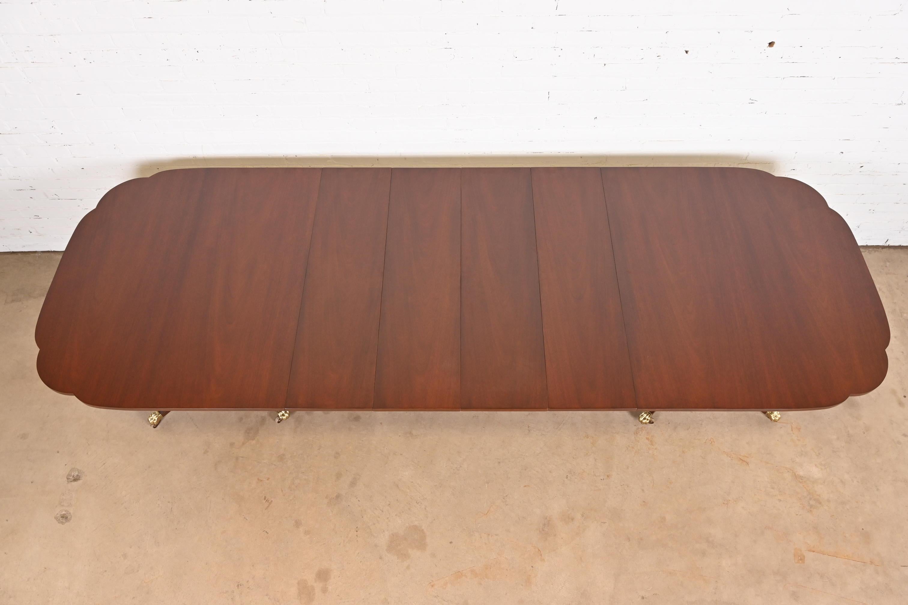 Laiton Table de salle à manger géorgienne Kindel Furniture en acajou à double piédestal en vente