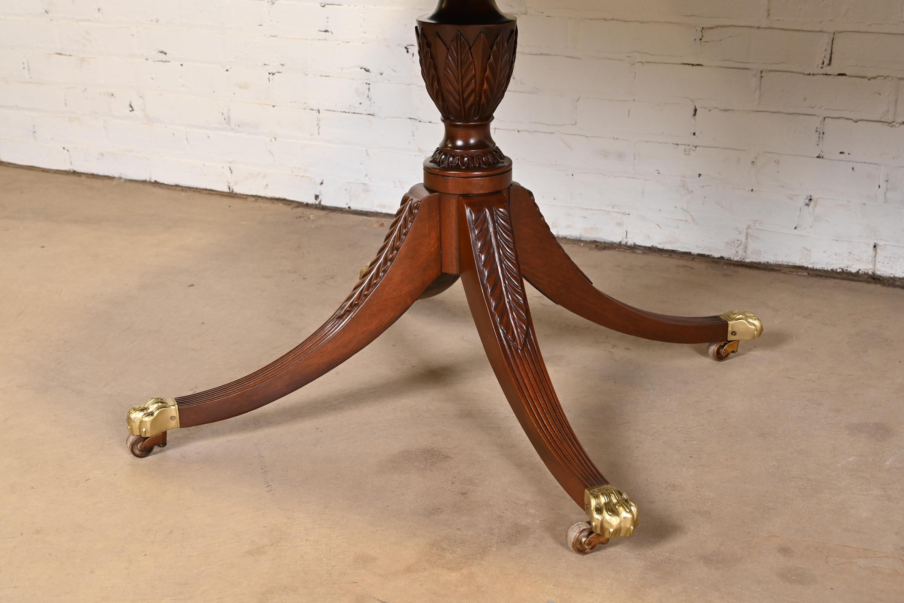 Table de salle à manger géorgienne Kindel Furniture en acajou à double piédestal en vente 1