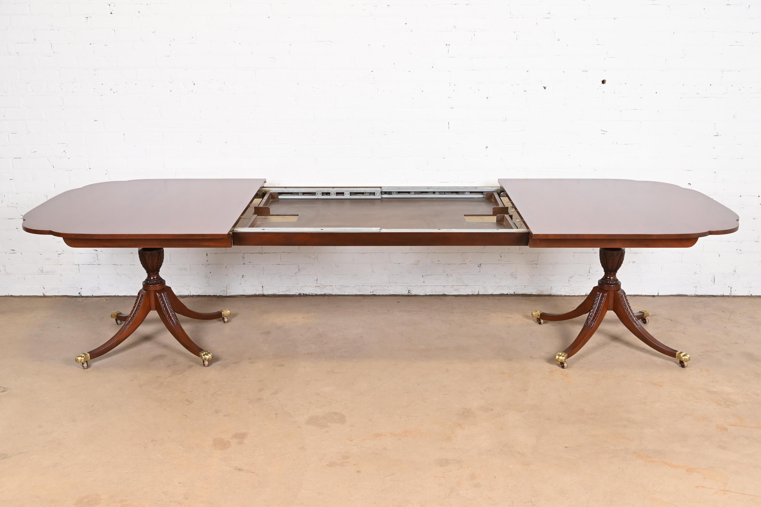 Table de salle à manger géorgienne Kindel Furniture en acajou à double piédestal en vente 2